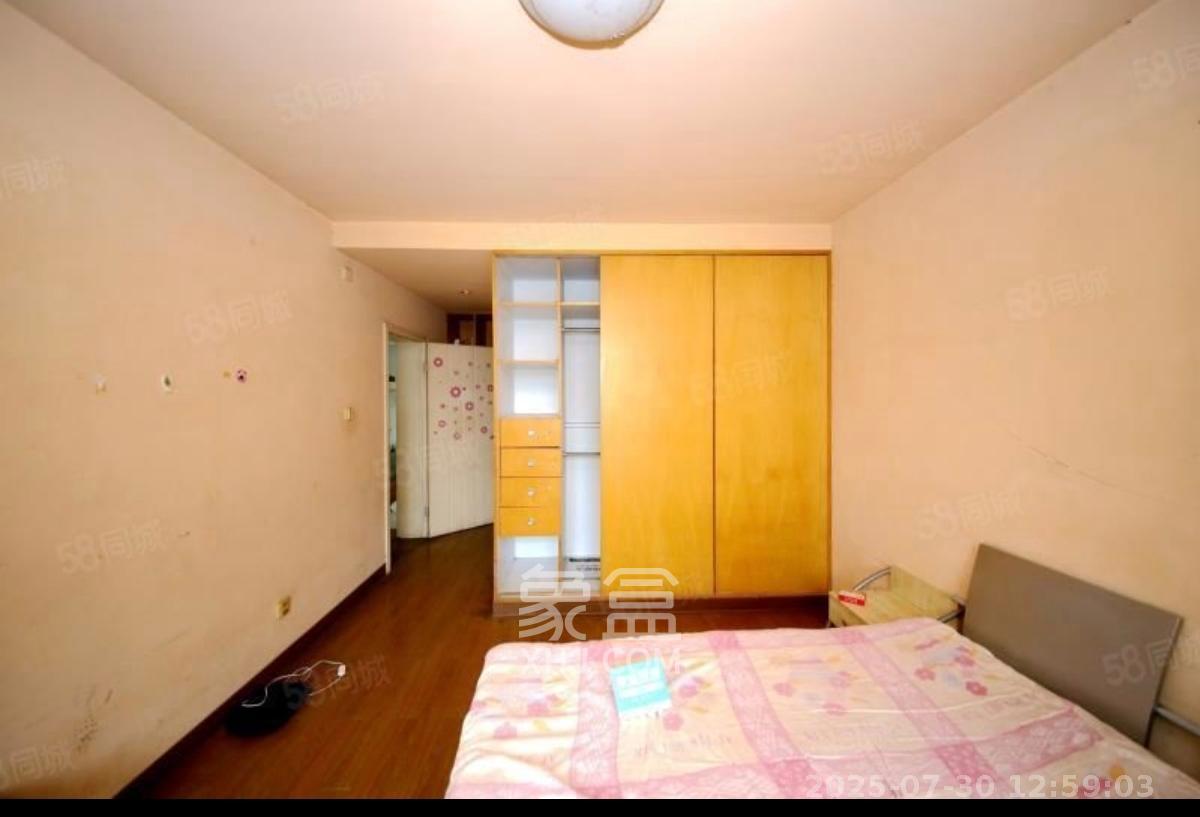 三和家园  4室2厅2卫    2400.0元/月室内图