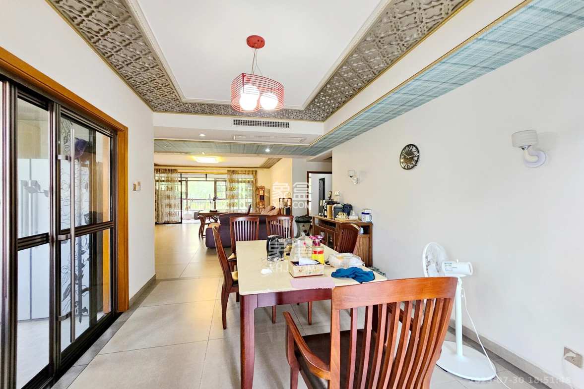 融科檀香山(融科紫檀、香山国际) 5室2厅3卫 280.0万 融科檀香山(融科紫檀、香山国际) 5室2厅3卫 280.0万客厅