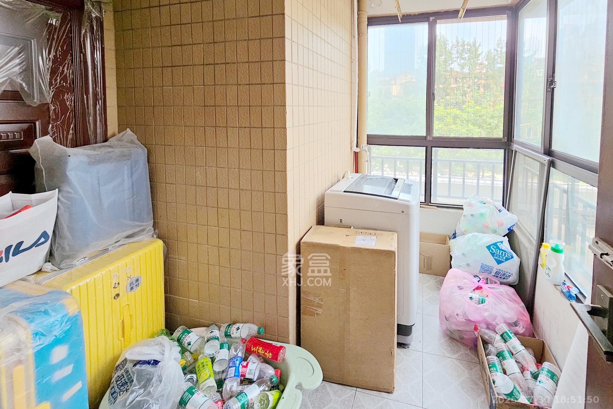 融科檀香山(融科紫檀、香山国际) 5室2厅3卫 280.0万 融科檀香山(融科紫檀、香山国际) 5室2厅3卫 280.0万阳台