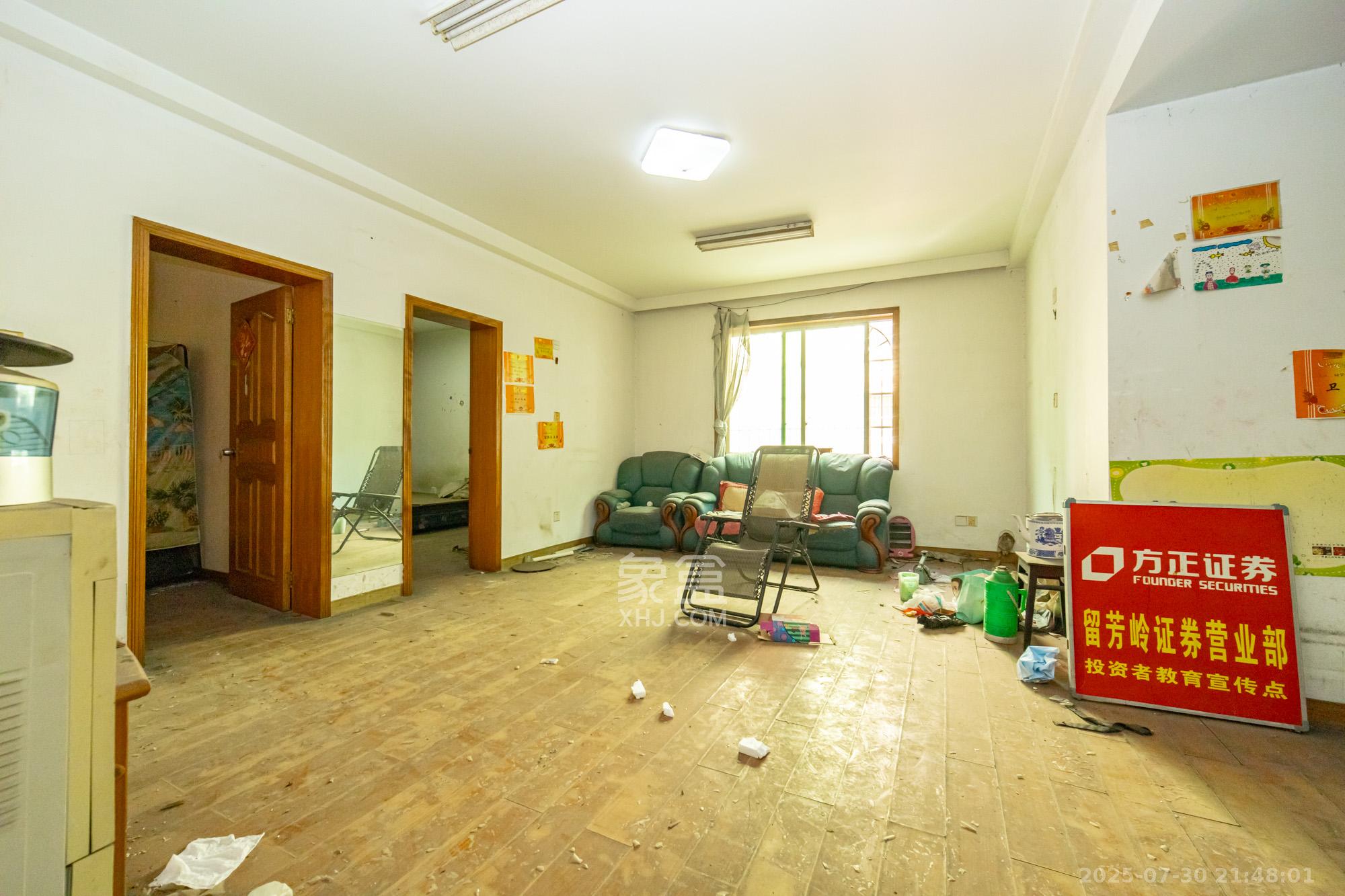 中南汽车世界  3室2厅2卫    38.8万 中南汽车世界  3室2厅2卫    38.8万客厅