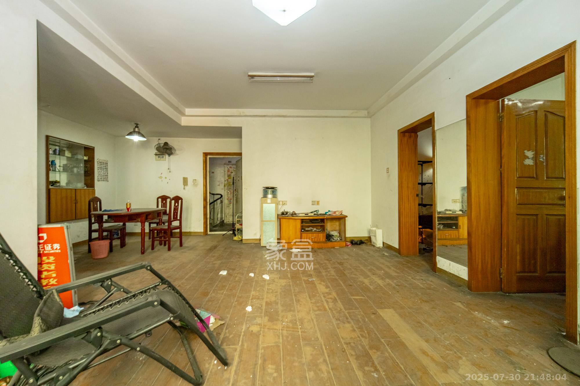 中南汽车世界  3室2厅2卫    38.8万 中南汽车世界  3室2厅2卫    38.8万客厅