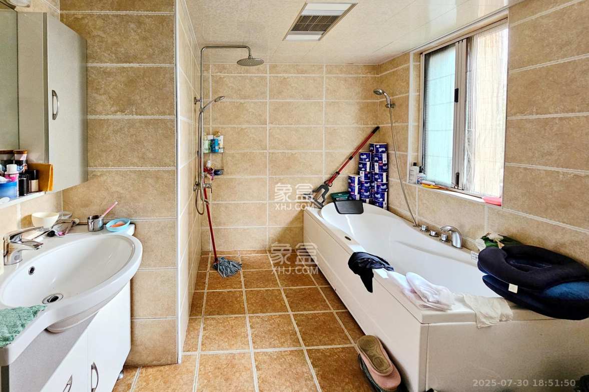 融科檀香山(融科紫檀、香山国际) 5室2厅3卫 280.0万 融科檀香山(融科紫檀、香山国际) 5室2厅3卫 280.0万卫生间