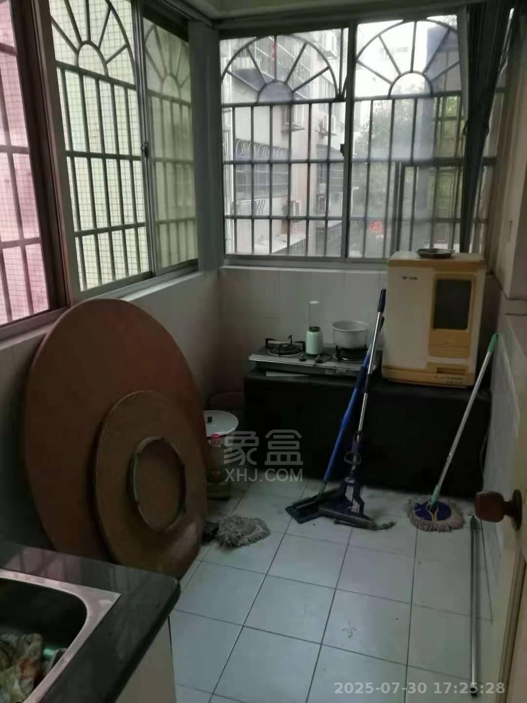 机关小区 4室2厅2卫 1500.0元/月 机关小区 4室2厅2卫 1500.0元/月室内图