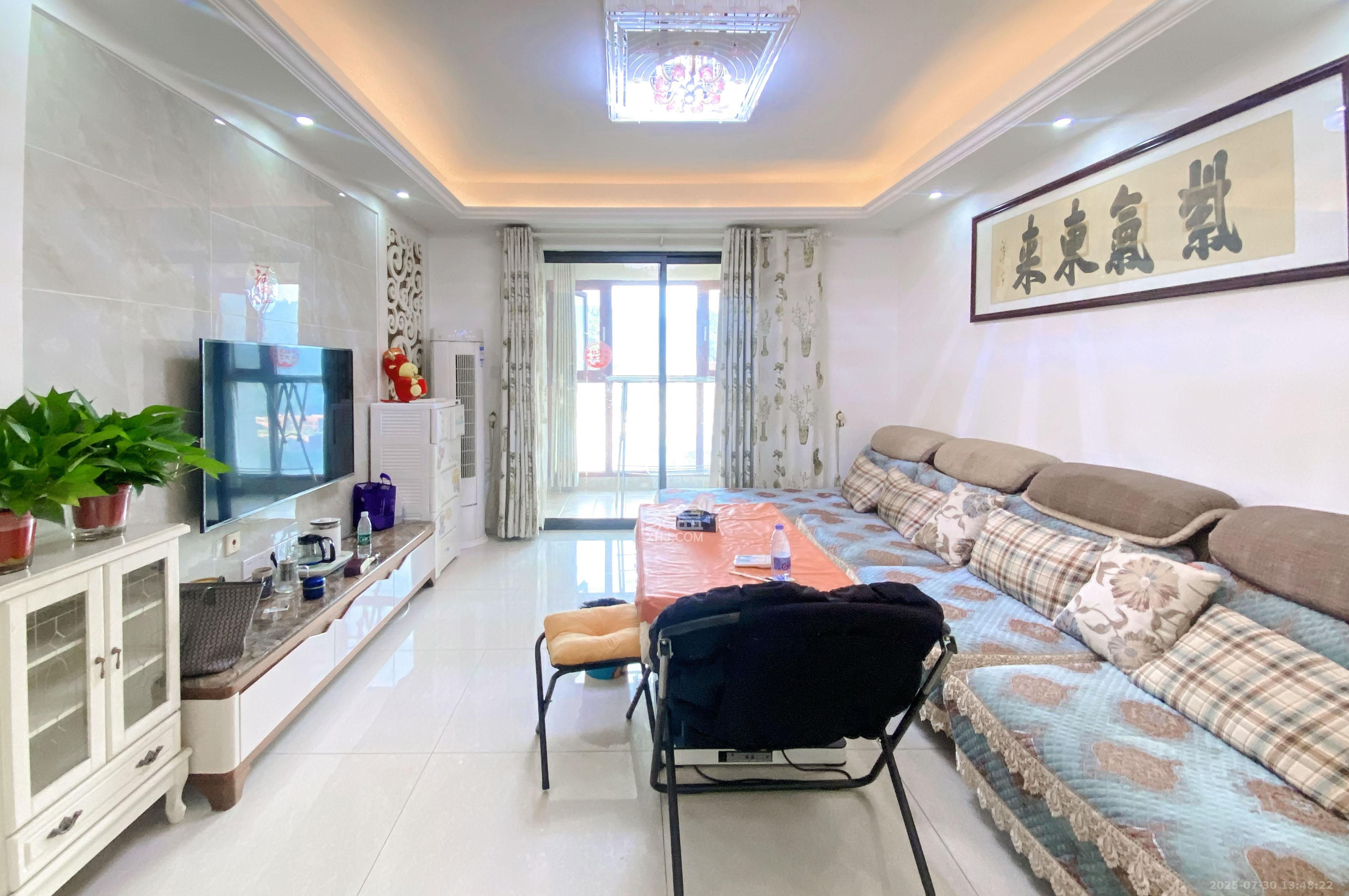 金茂梅溪湖 3室2厅2卫 178.0万 金茂梅溪湖 3室2厅2卫 178.0万客厅