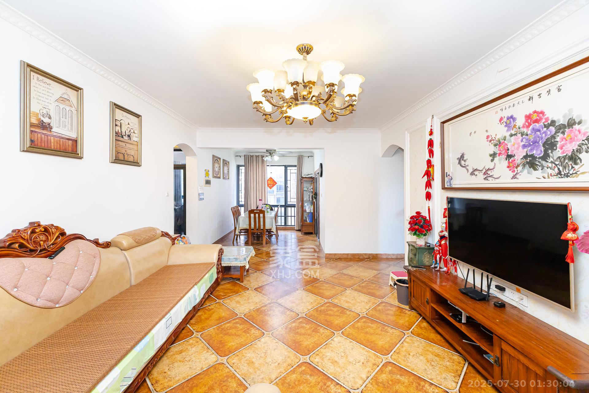 珠江东方明珠(新地东方明珠)三期 4室2厅2卫 132.0万 珠江东方明珠(新地东方明珠)三期 4室2厅2卫 132.0万客厅