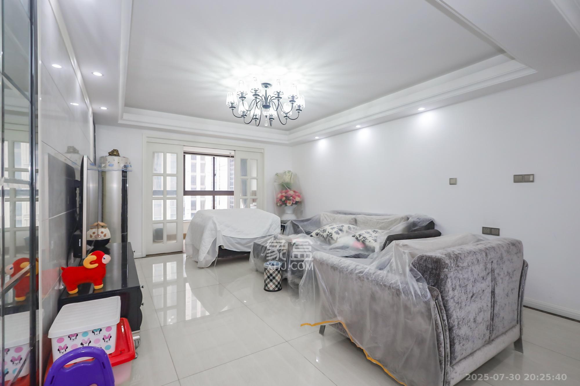 绿地中央广场 3室2厅2卫 160.0万 绿地中央广场 3室2厅2卫 160.0万客厅