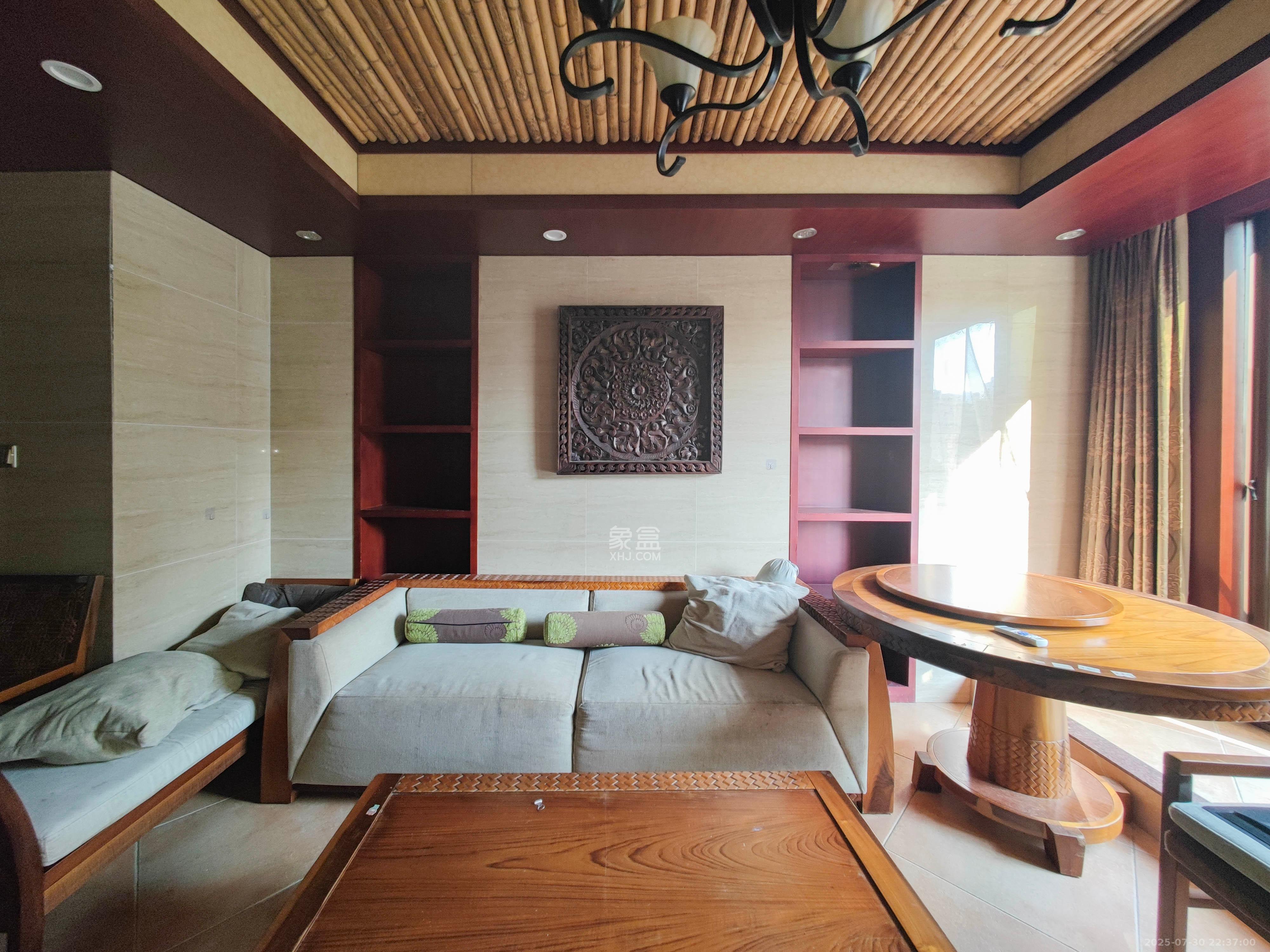 欧莱雅郡  3室2厅2卫    93.8万客厅