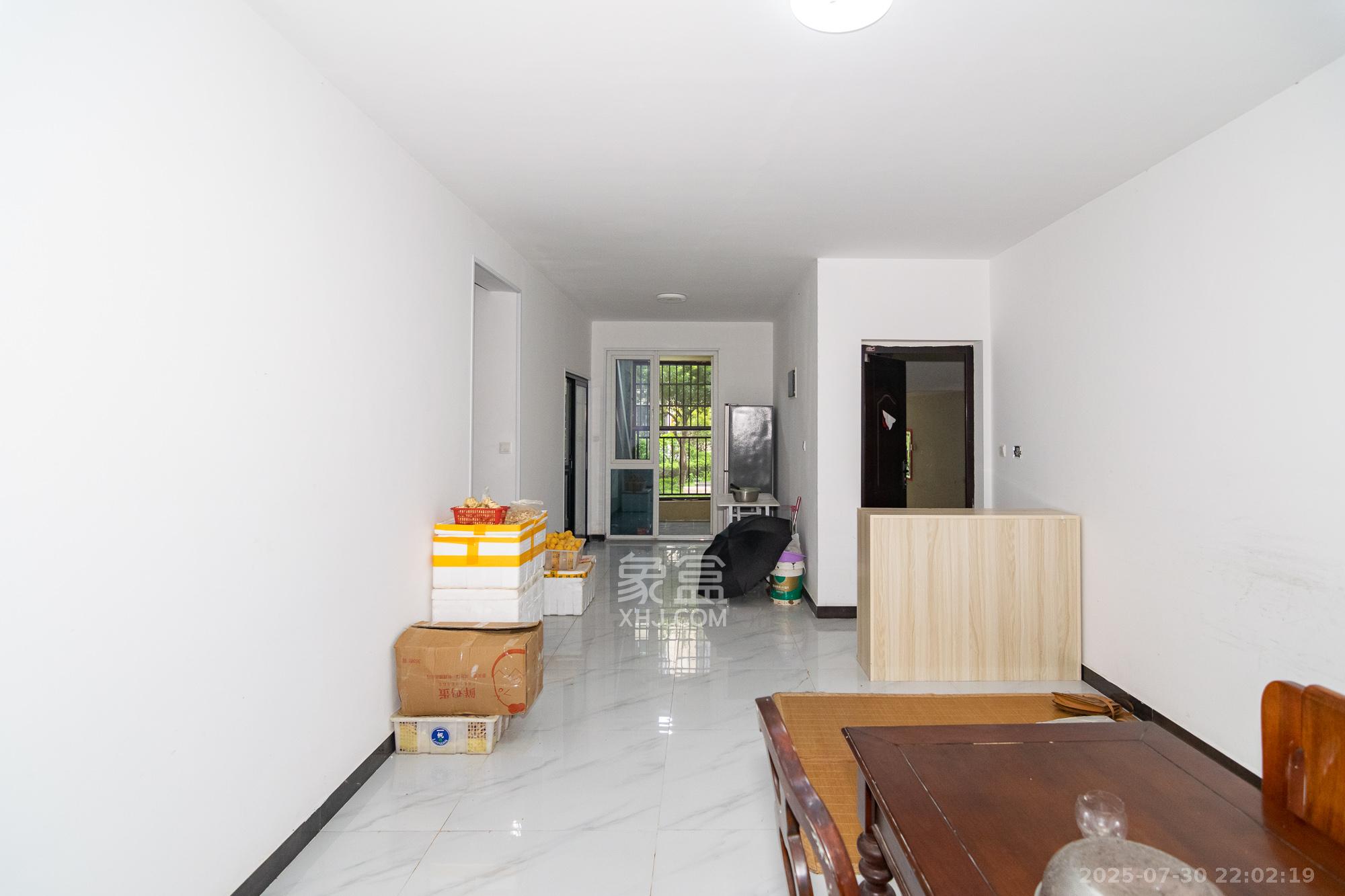 金地三千府(金地湖山樾、金地自在城) 3室2厅2卫 85.0万 金地三千府(金地湖山樾、金地自在城) 3室2厅2卫 85.0万客厅