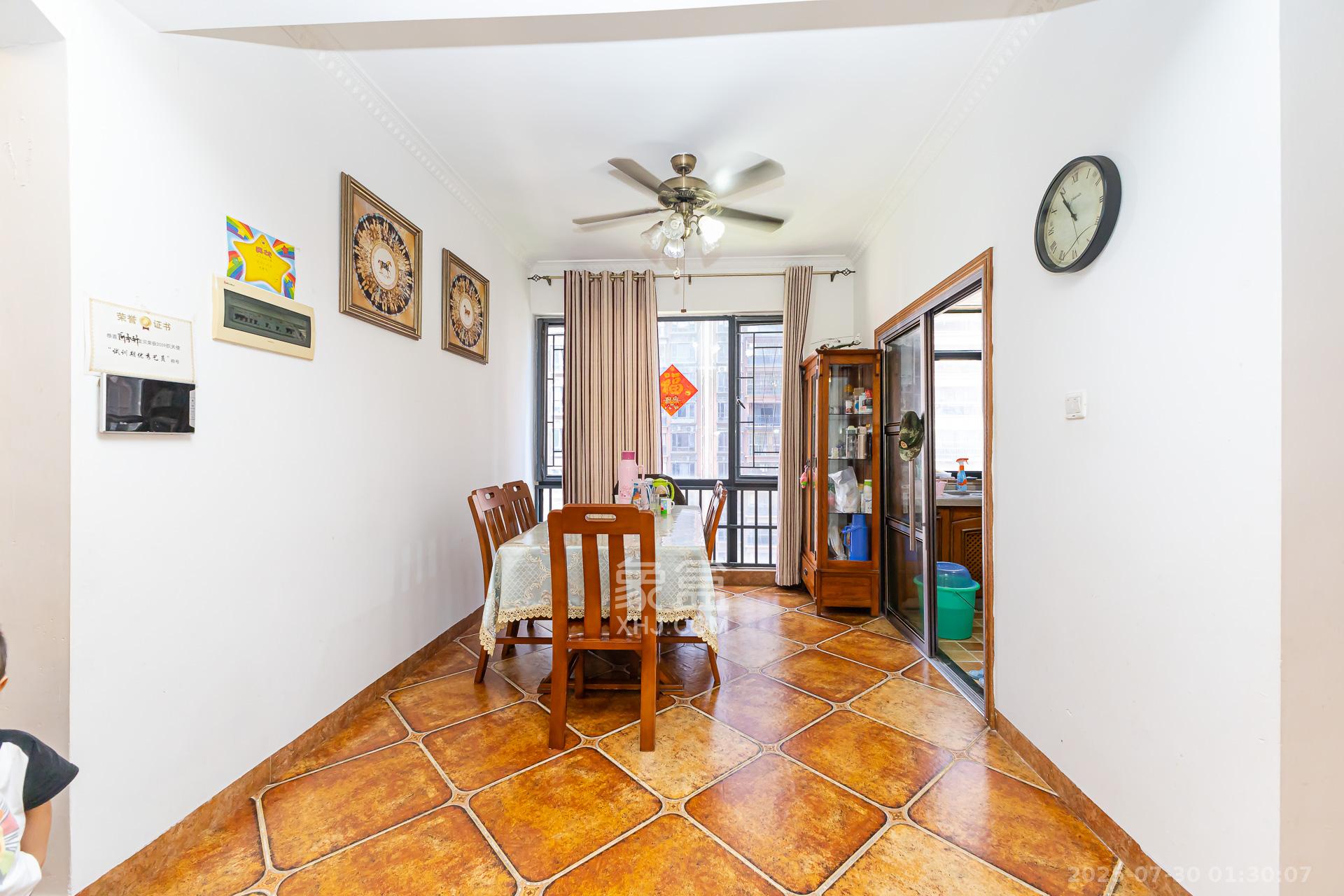 珠江东方明珠(新地东方明珠)三期 4室2厅2卫 132.0万 珠江东方明珠(新地东方明珠)三期 4室2厅2卫 132.0万客厅