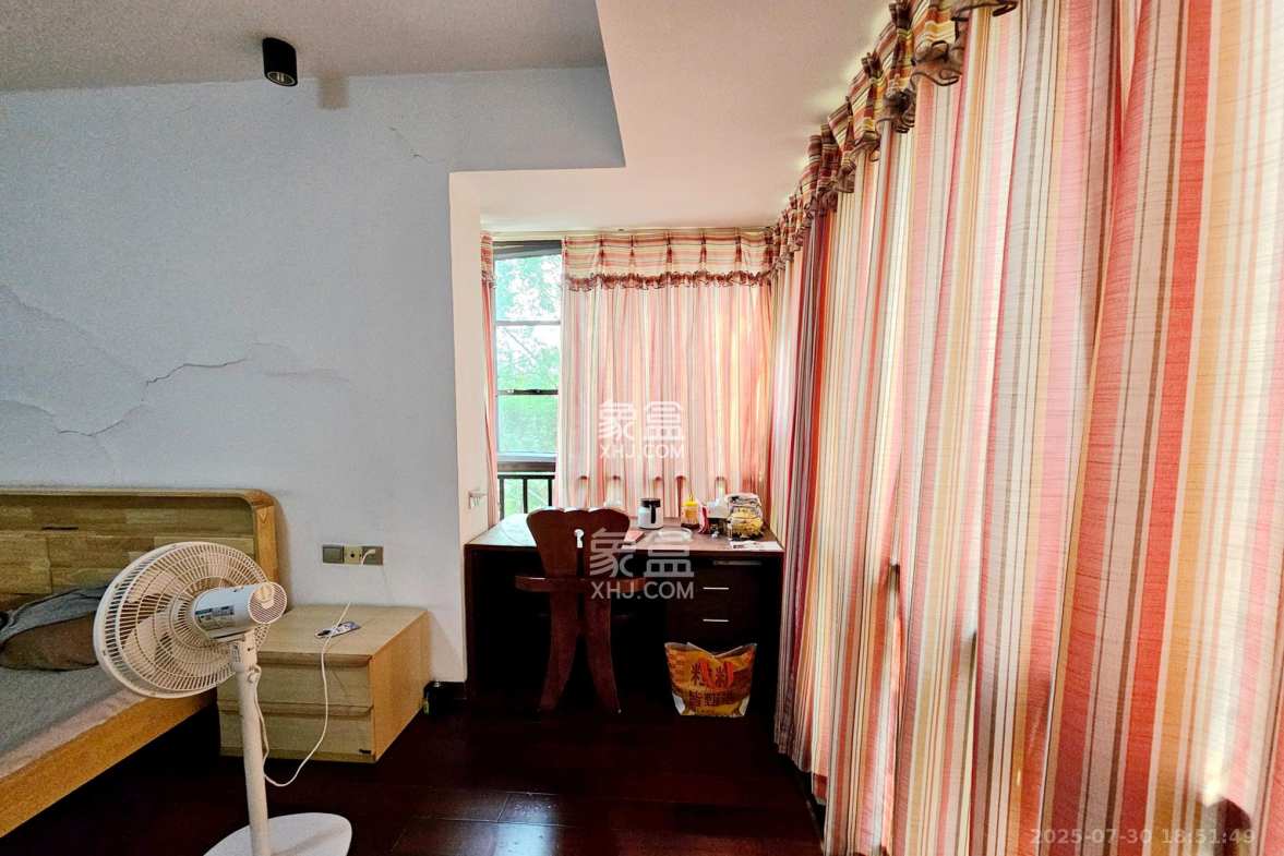 融科檀香山(融科紫檀、香山国际) 5室2厅3卫 280.0万 融科檀香山(融科紫檀、香山国际) 5室2厅3卫 280.0万卧室