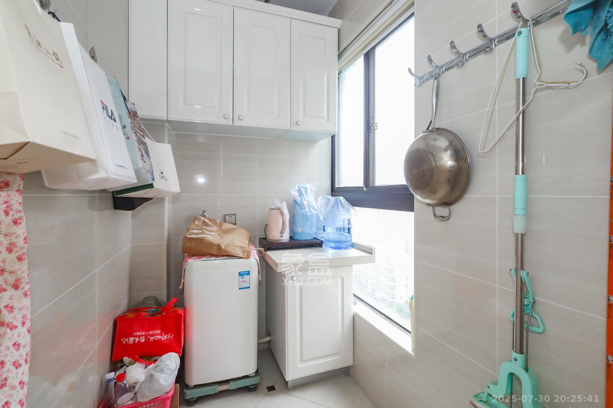 绿地中央广场 3室2厅2卫 160.0万 绿地中央广场 3室2厅2卫 160.0万阳台