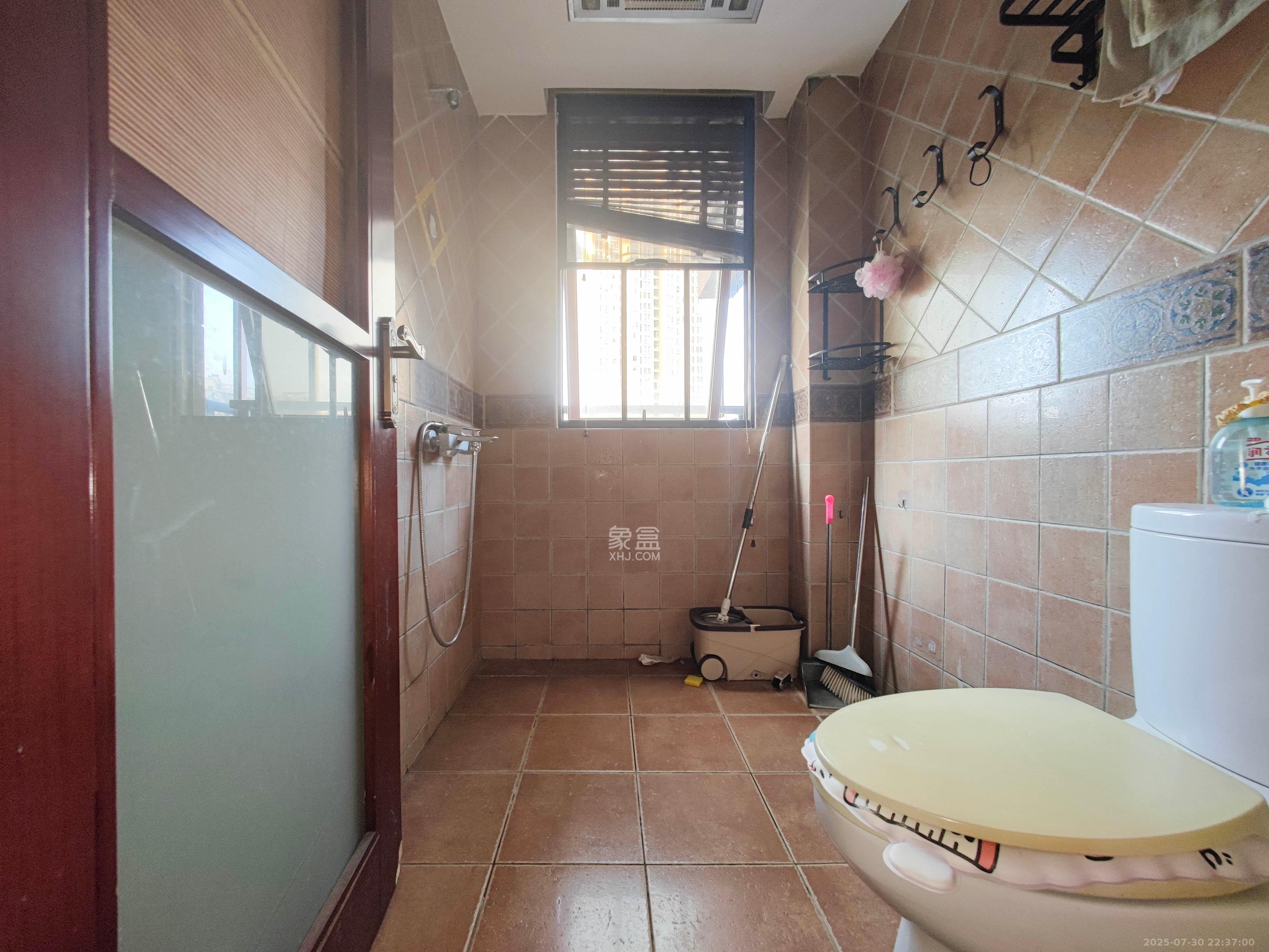 欧莱雅郡  3室2厅2卫    93.8万卫生间