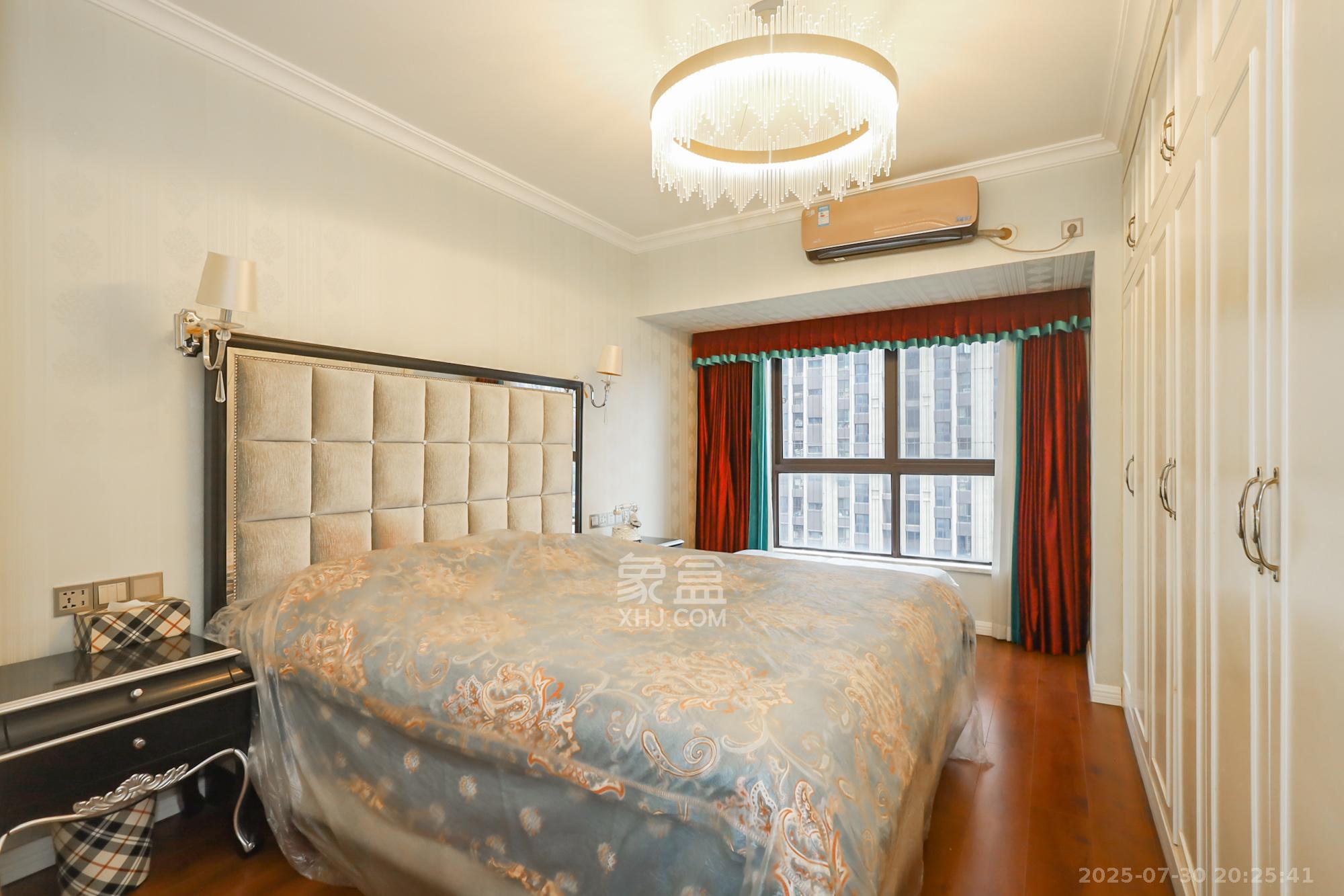 绿地中央广场  3室2厅2卫    160.0万卧室