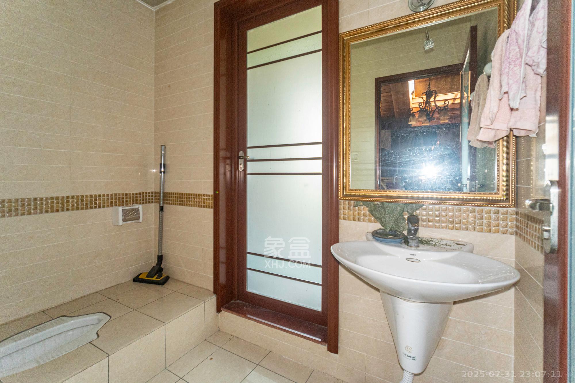 湘龙家园  6室2厅4卫    425.0万 湘龙家园  6室2厅4卫    425.0万卫生间