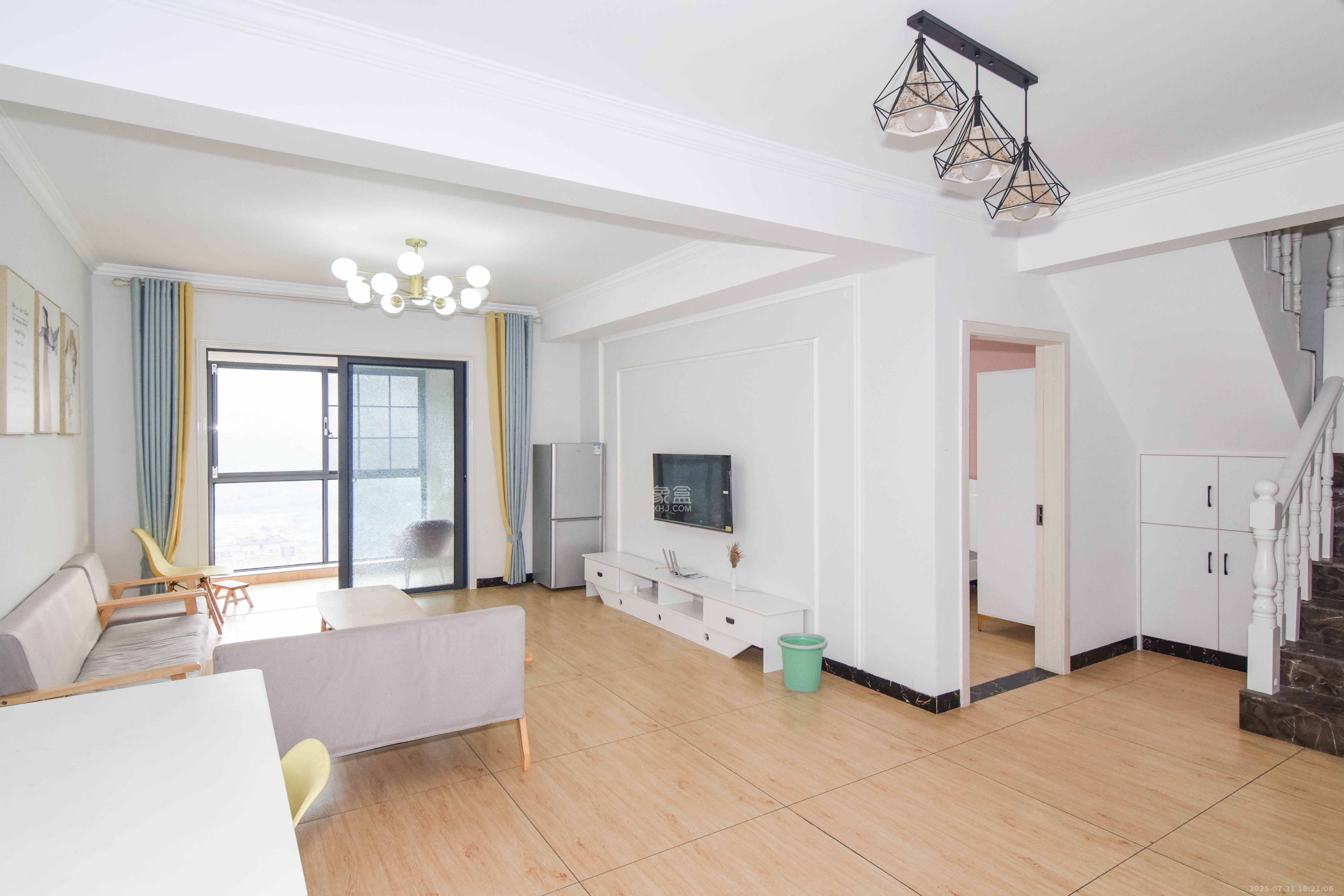 澳海谷山府  4室2厅2卫    2000.0元/月室内图