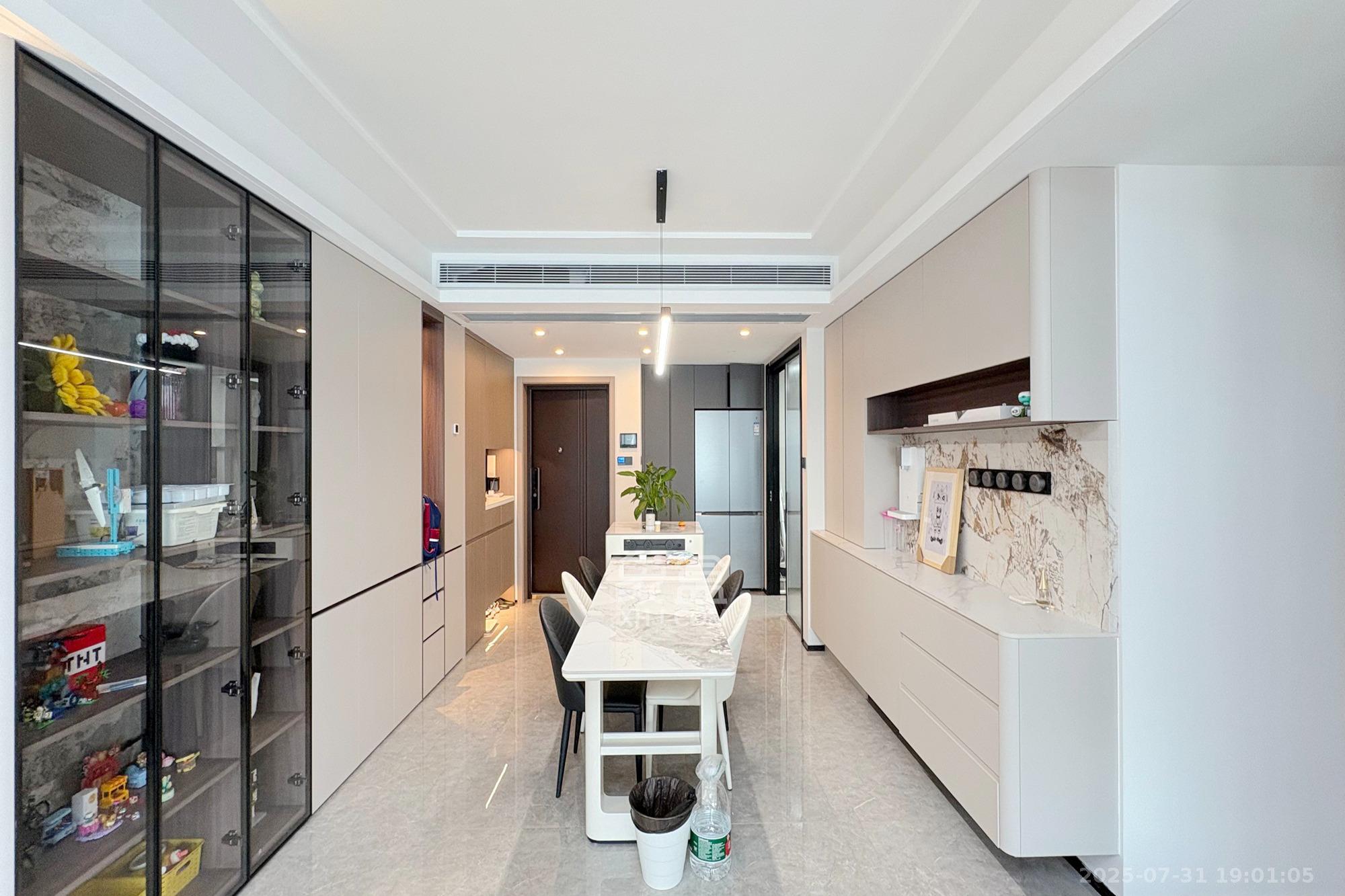 世茂璀璨风华  3室2厅2卫    180.0万客厅