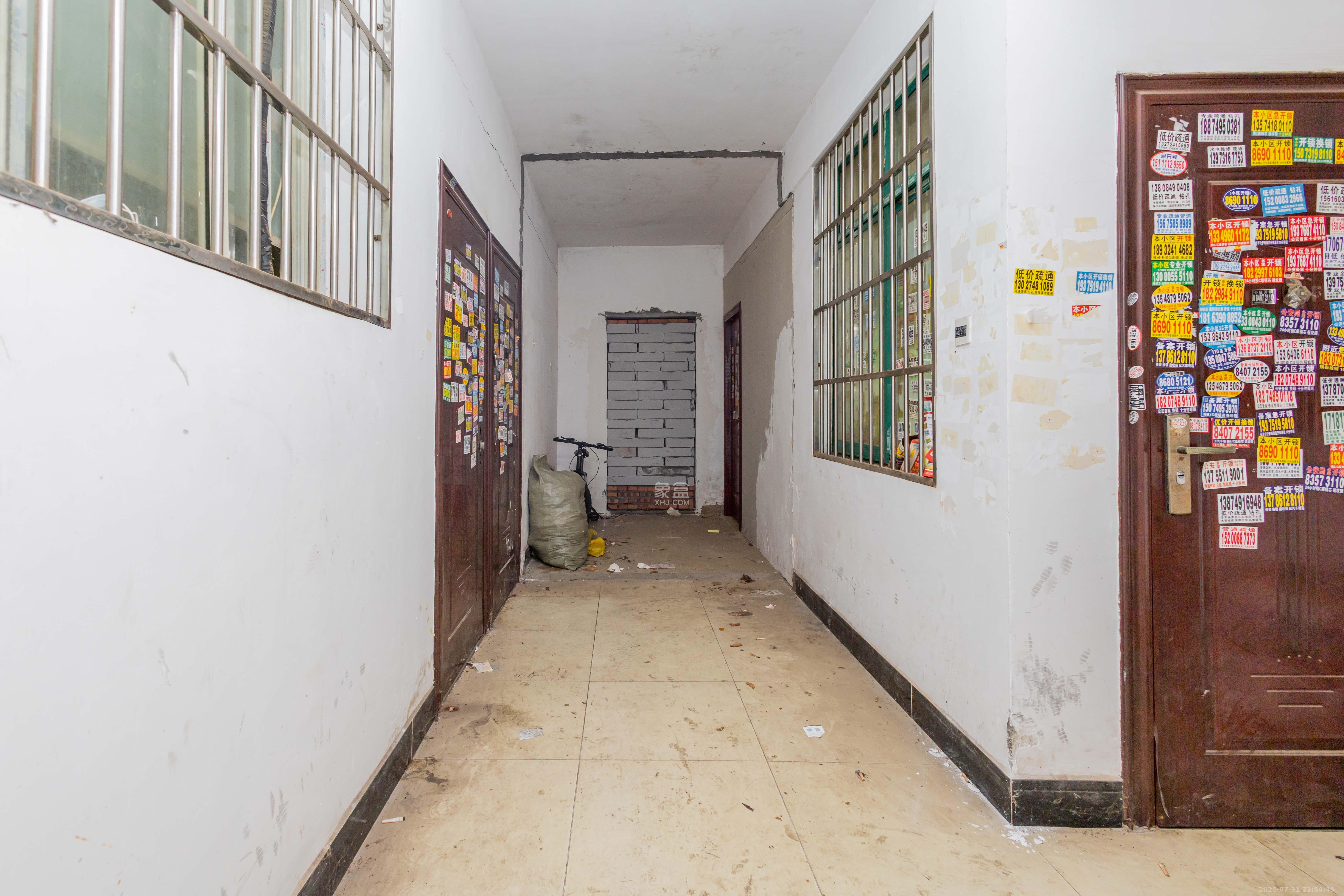 星沙国际物流园/泉星社区  3室2厅2卫    30.0万客厅