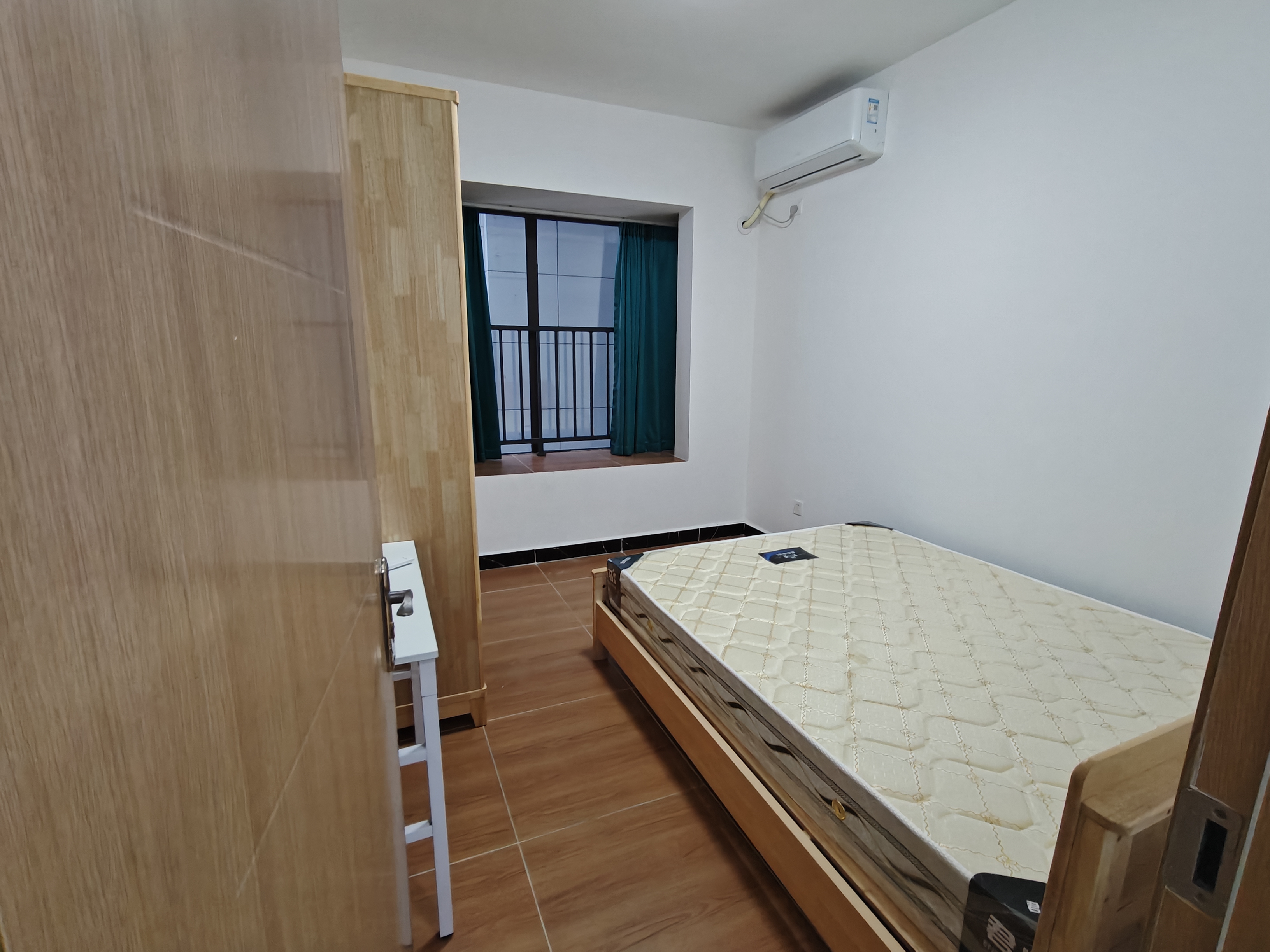 坡博家园二区  4室2厅2卫   3200.00元/月室内图