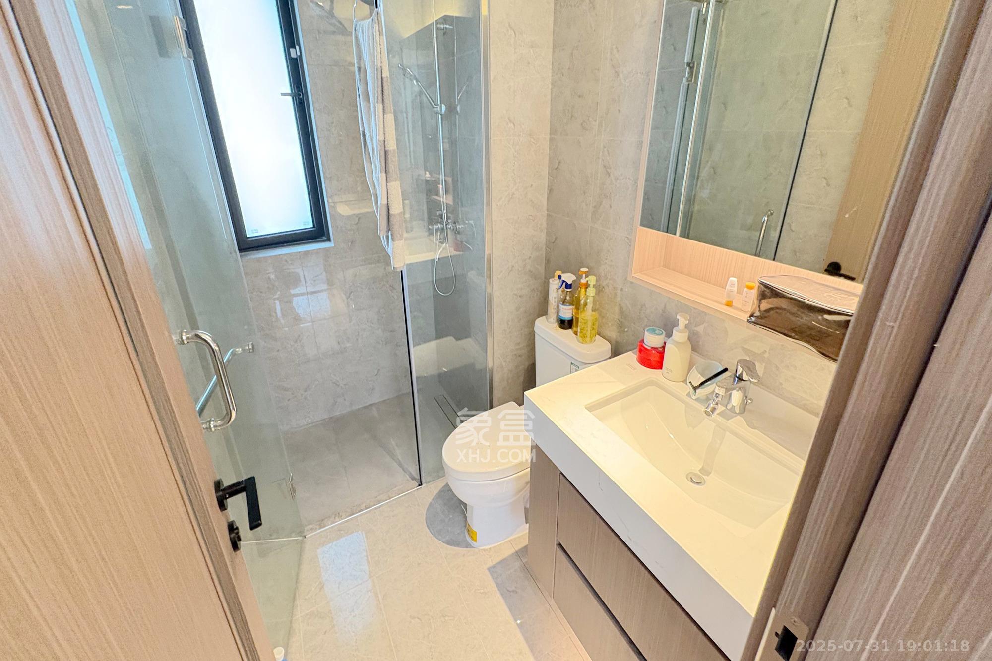 世茂璀璨风华  3室2厅2卫    180.0万卫生间