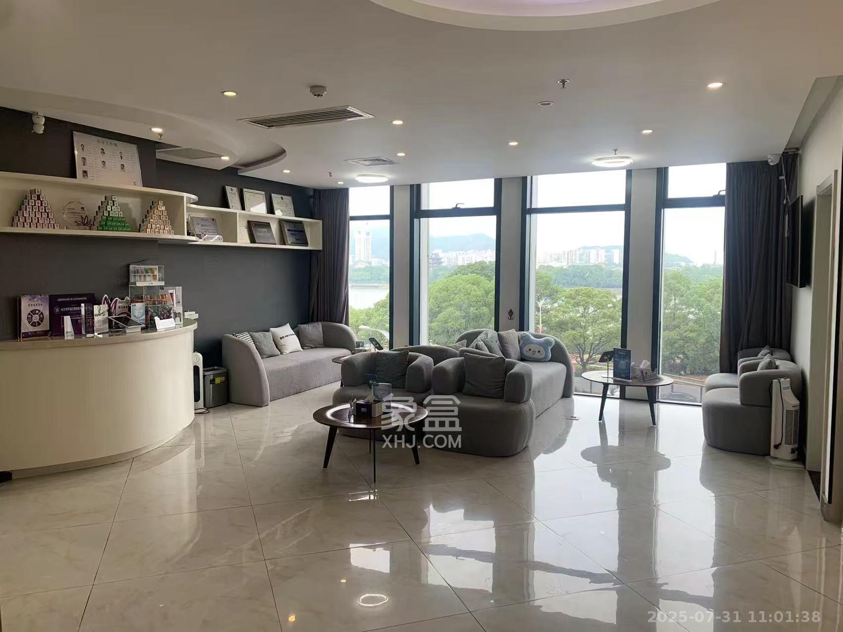 万达广场   224.42㎡      12000.0元/月