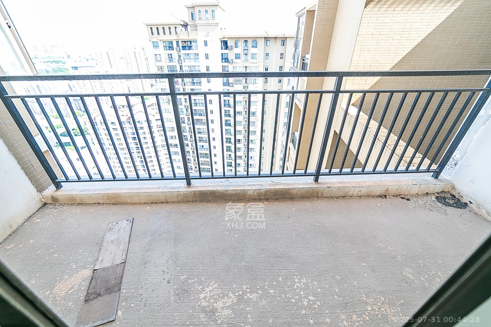 钱隆樽品(一、二、三期)  4室2厅2卫    145.0万 钱隆樽品(一、二、三期)  4室2厅2卫    145.0万阳台