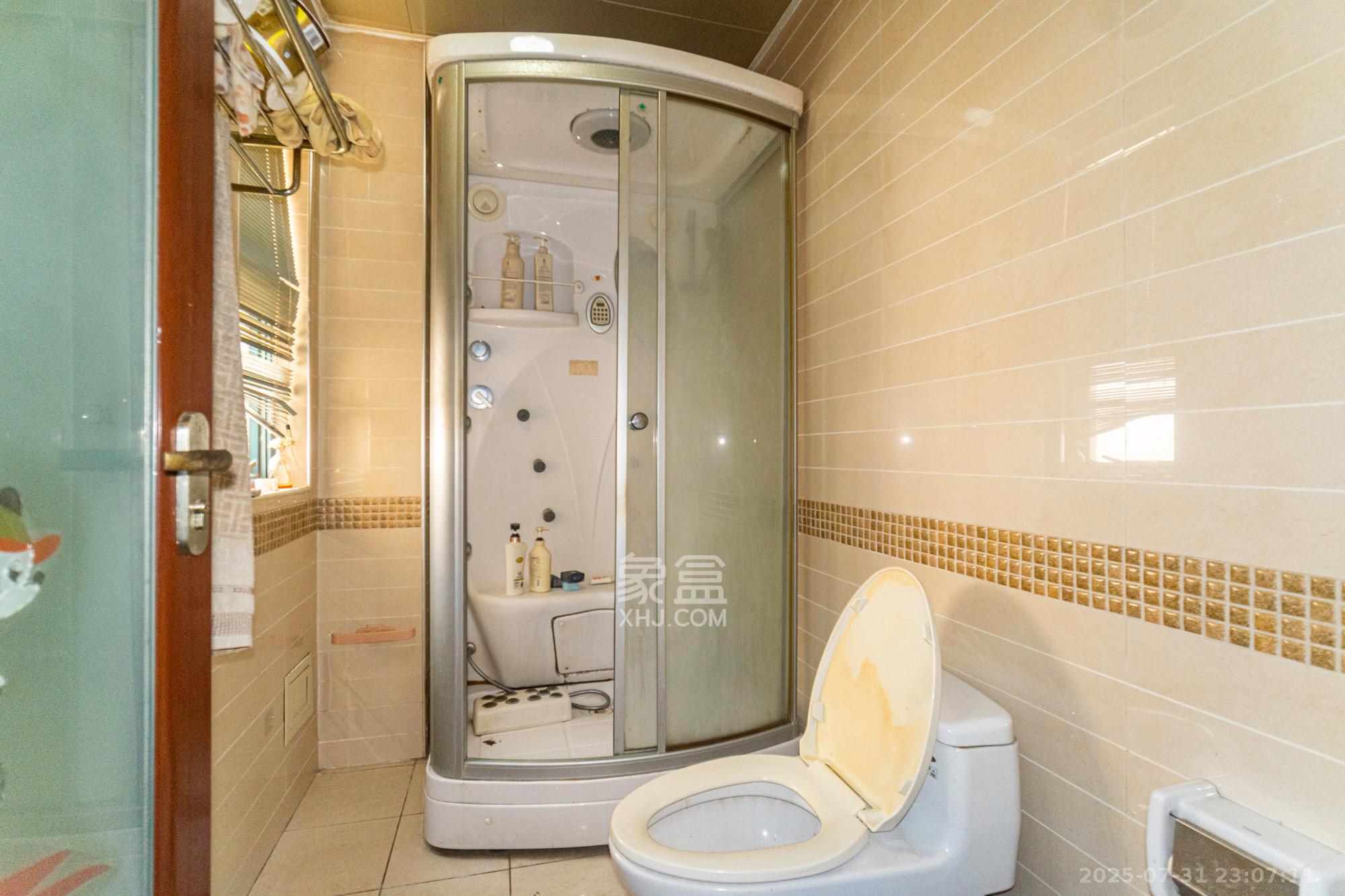 湘龙家园  6室2厅4卫    425.0万 湘龙家园  6室2厅4卫    425.0万卫生间