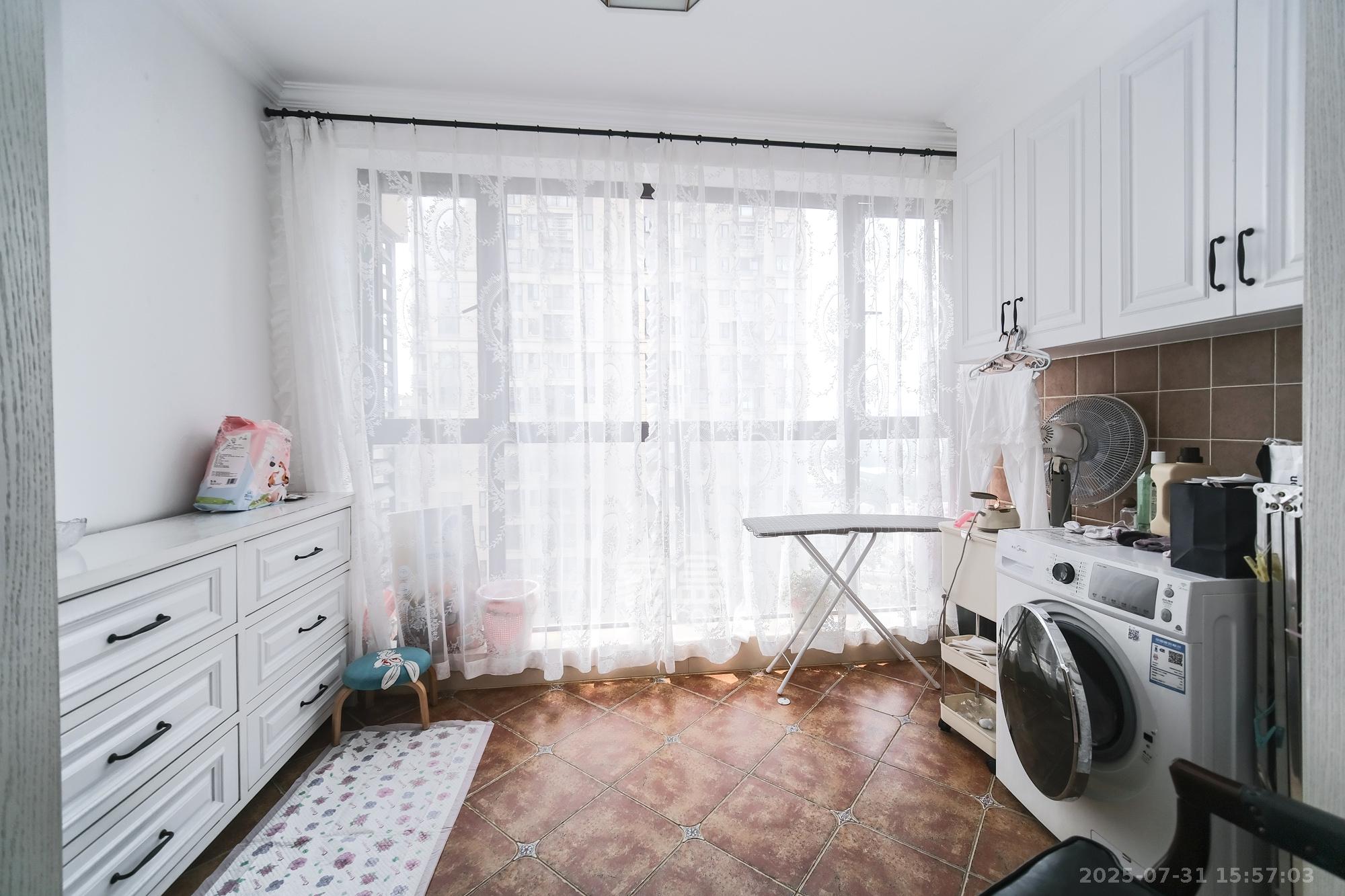 保利香槟国际  2室2厅1卫    79.8万 保利香槟国际  2室2厅1卫    79.8万阳台