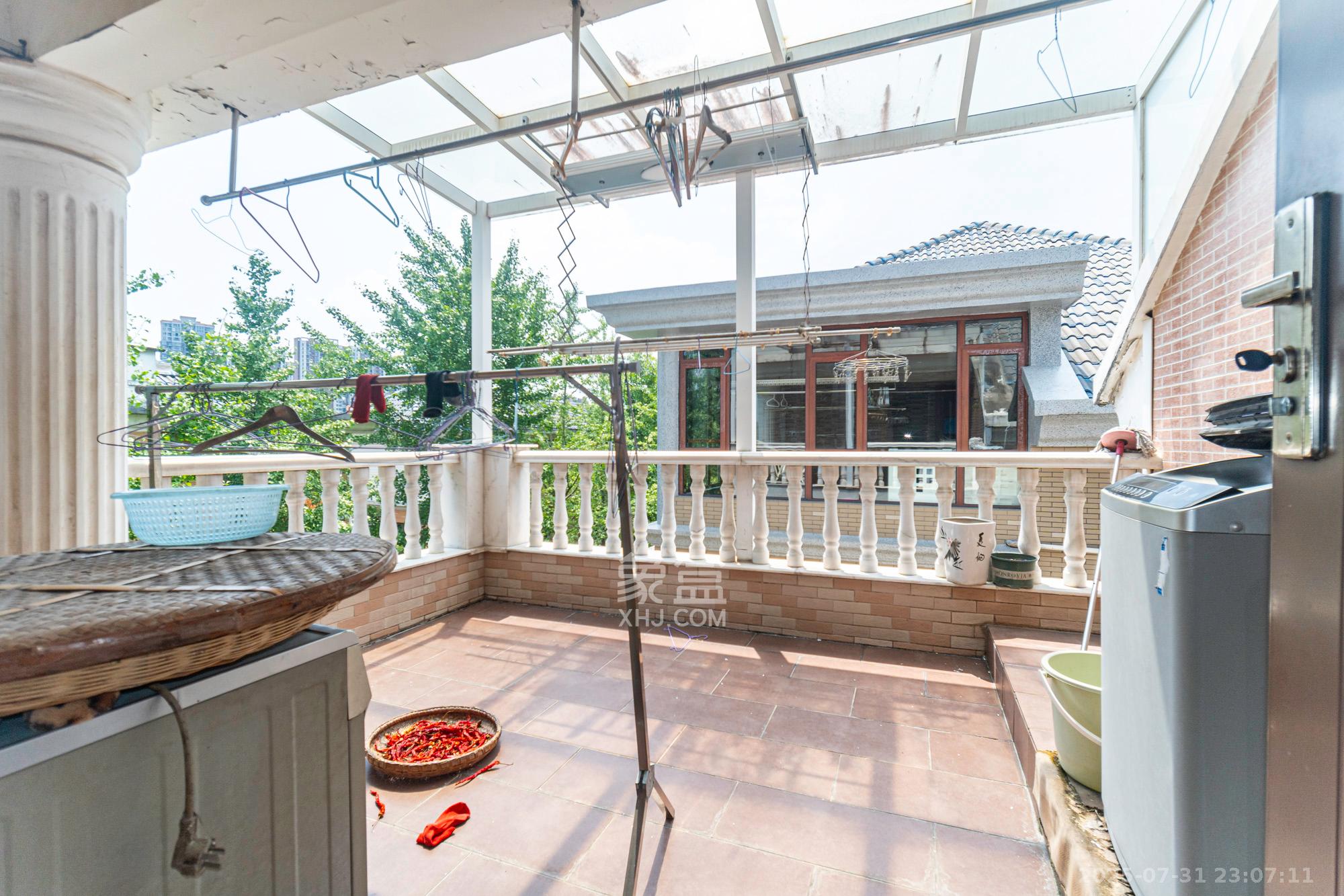 湘龙家园  6室2厅4卫    425.0万 湘龙家园  6室2厅4卫    425.0万阳台