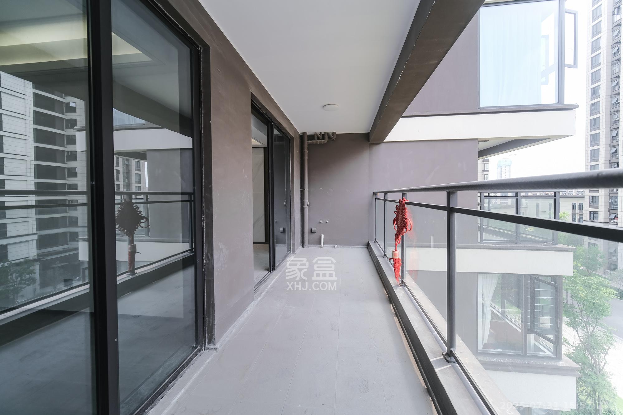 荣盛锦绣学府  3室2厅2卫    105.0万阳台