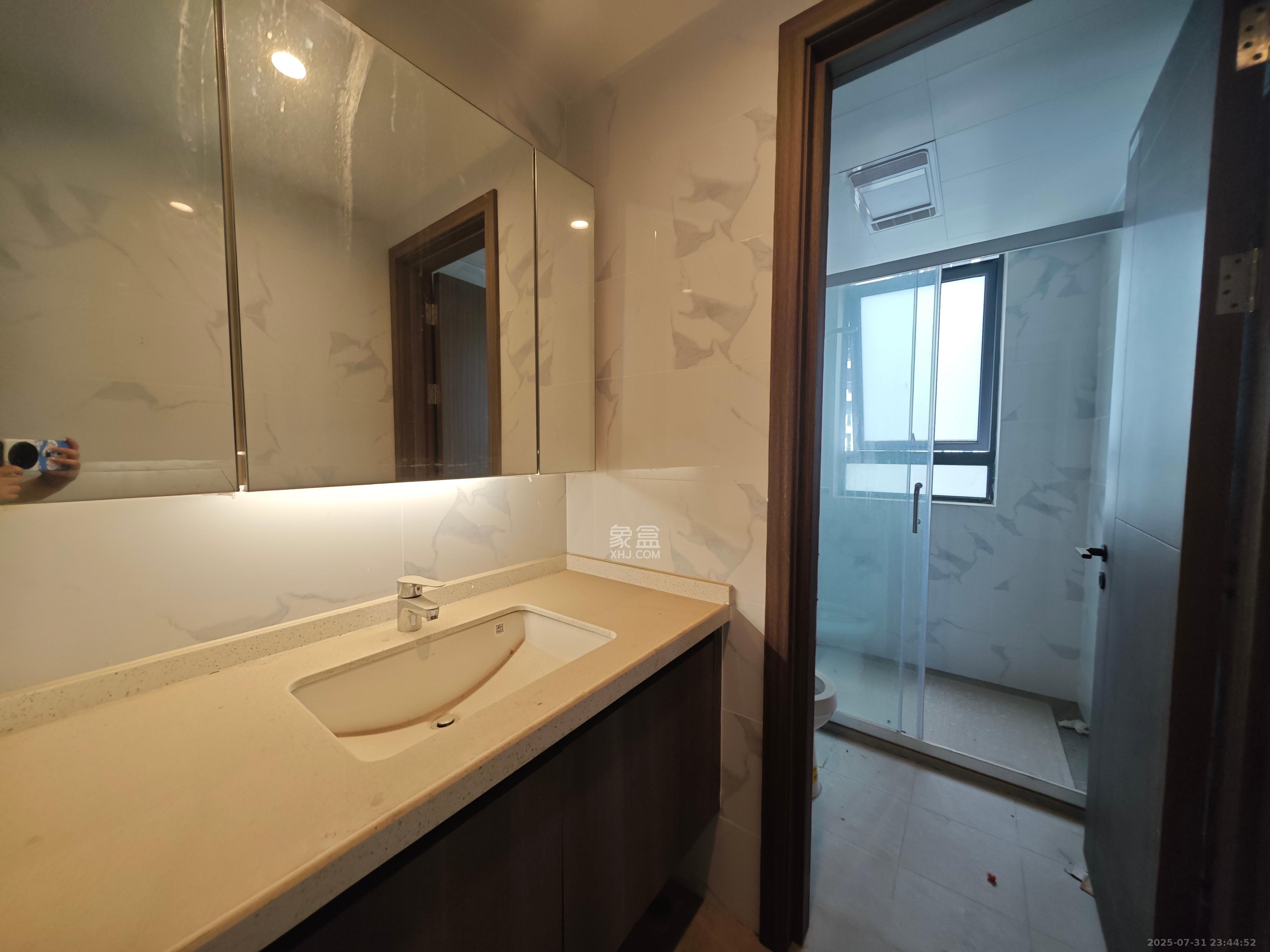 绿地V岛 4室2厅2卫 3500.0元/月 绿地V岛 4室2厅2卫 3500.0元/月室内图