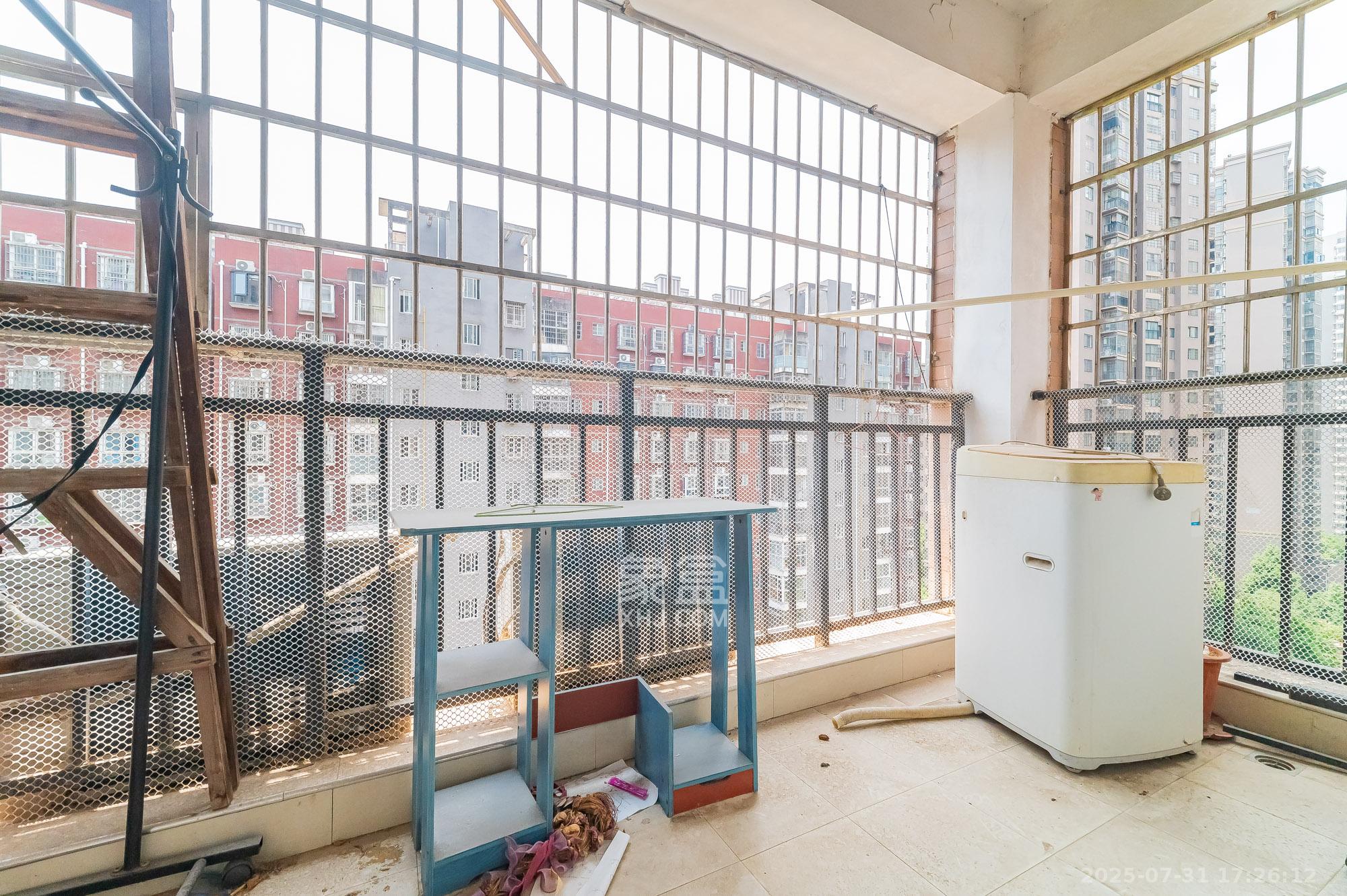 泊林晶城 3室2厅1卫 56.8万 泊林晶城 3室2厅1卫 56.8万阳台