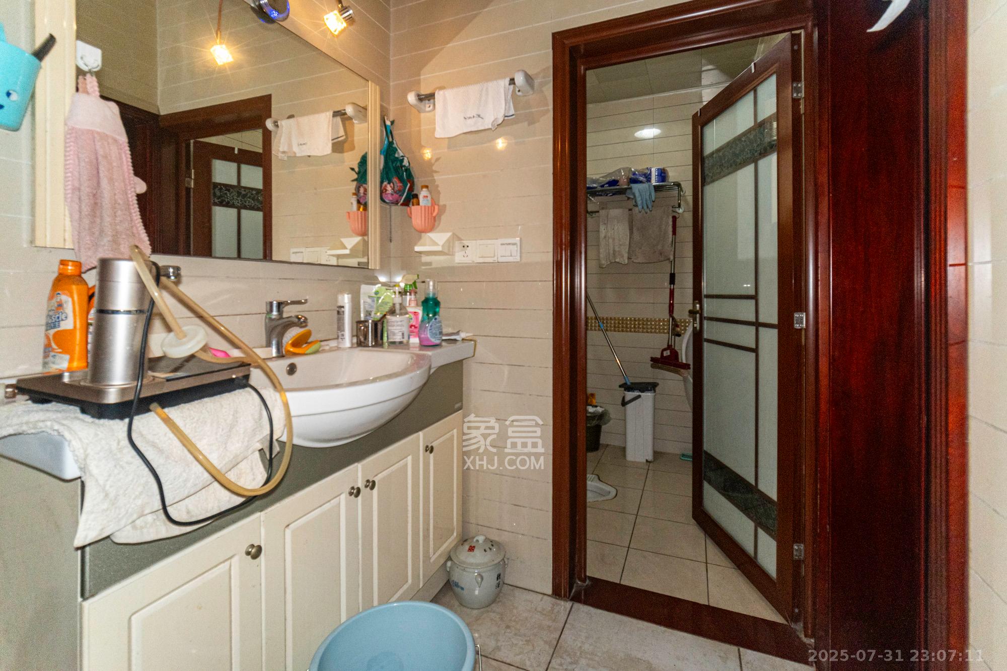 湘龙家园  6室2厅4卫    425.0万 湘龙家园  6室2厅4卫    425.0万卫生间