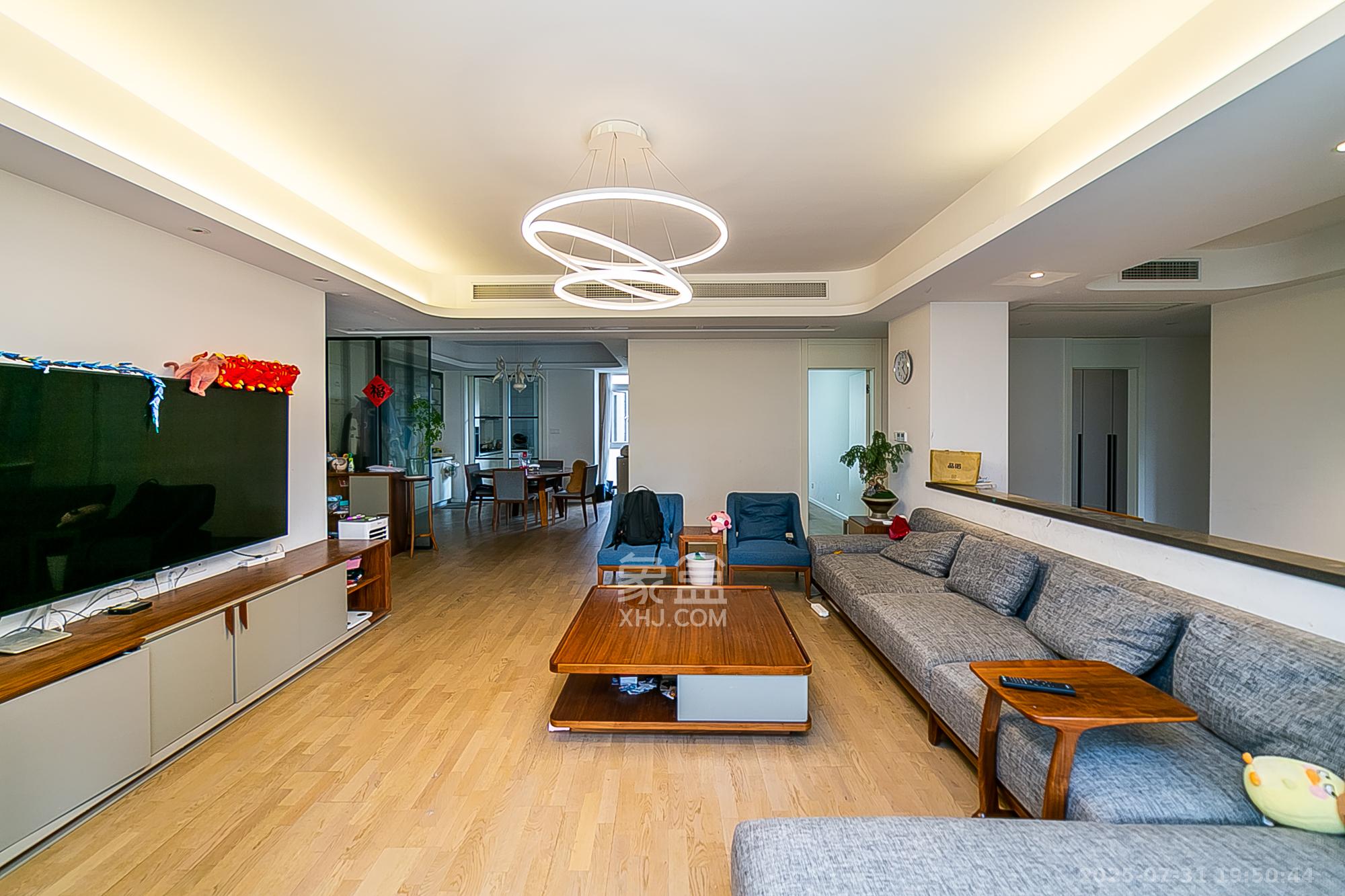 第六都（陆都小区）  5室2厅3卫    480.0万客厅