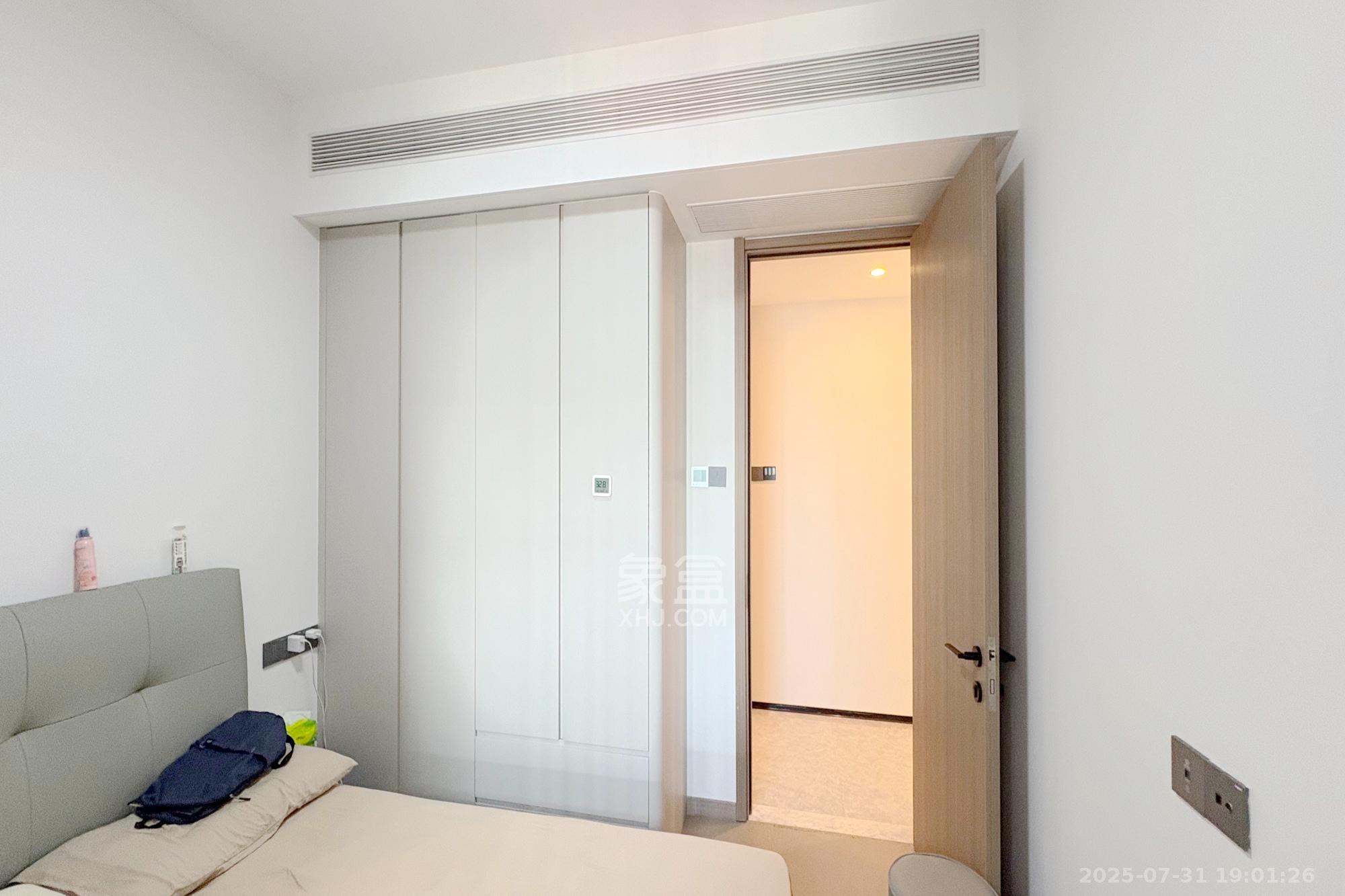 世茂璀璨风华  3室2厅2卫    180.0万卧室