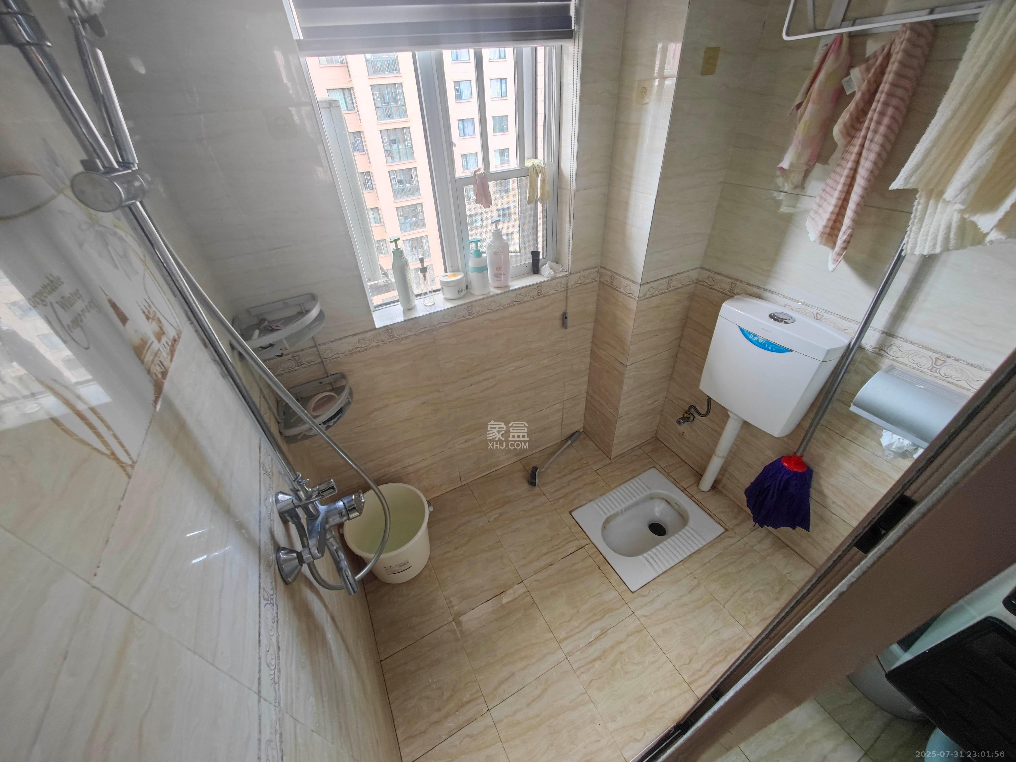 丽发新城  3室2厅1卫   89.00万卫生间