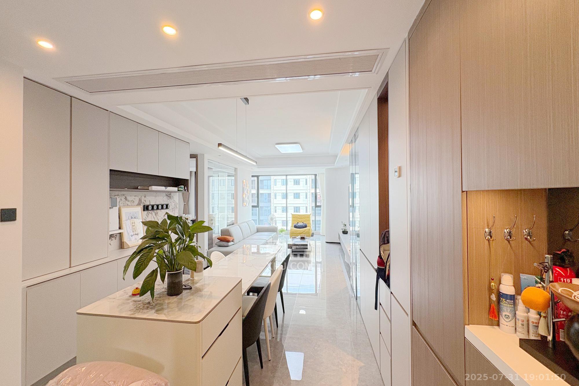 世茂璀璨风华  3室2厅2卫    180.0万其他