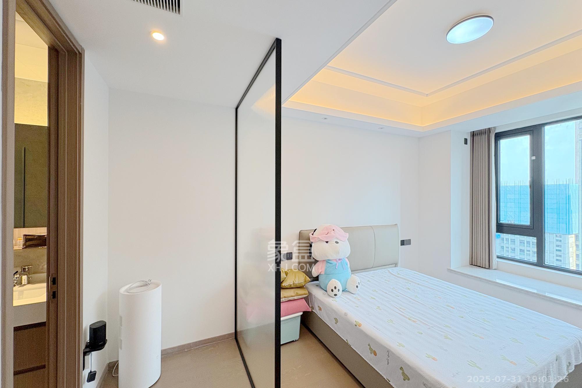 世茂璀璨风华  3室2厅2卫    180.0万卧室