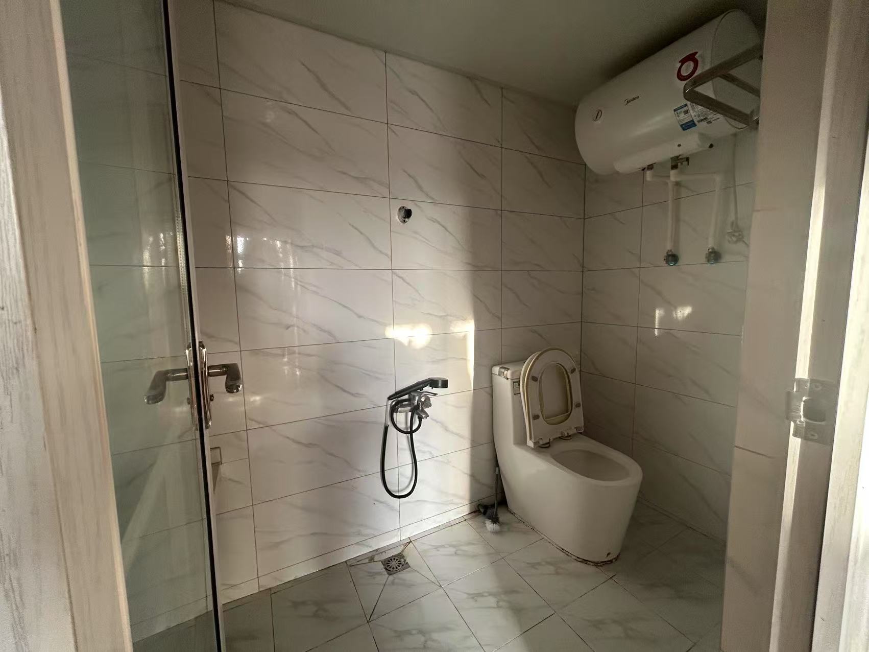 红玫瑰大厦 3室1厅1卫 2600.0元/月 红玫瑰大厦 3室1厅1卫 2600.0元/月室内图