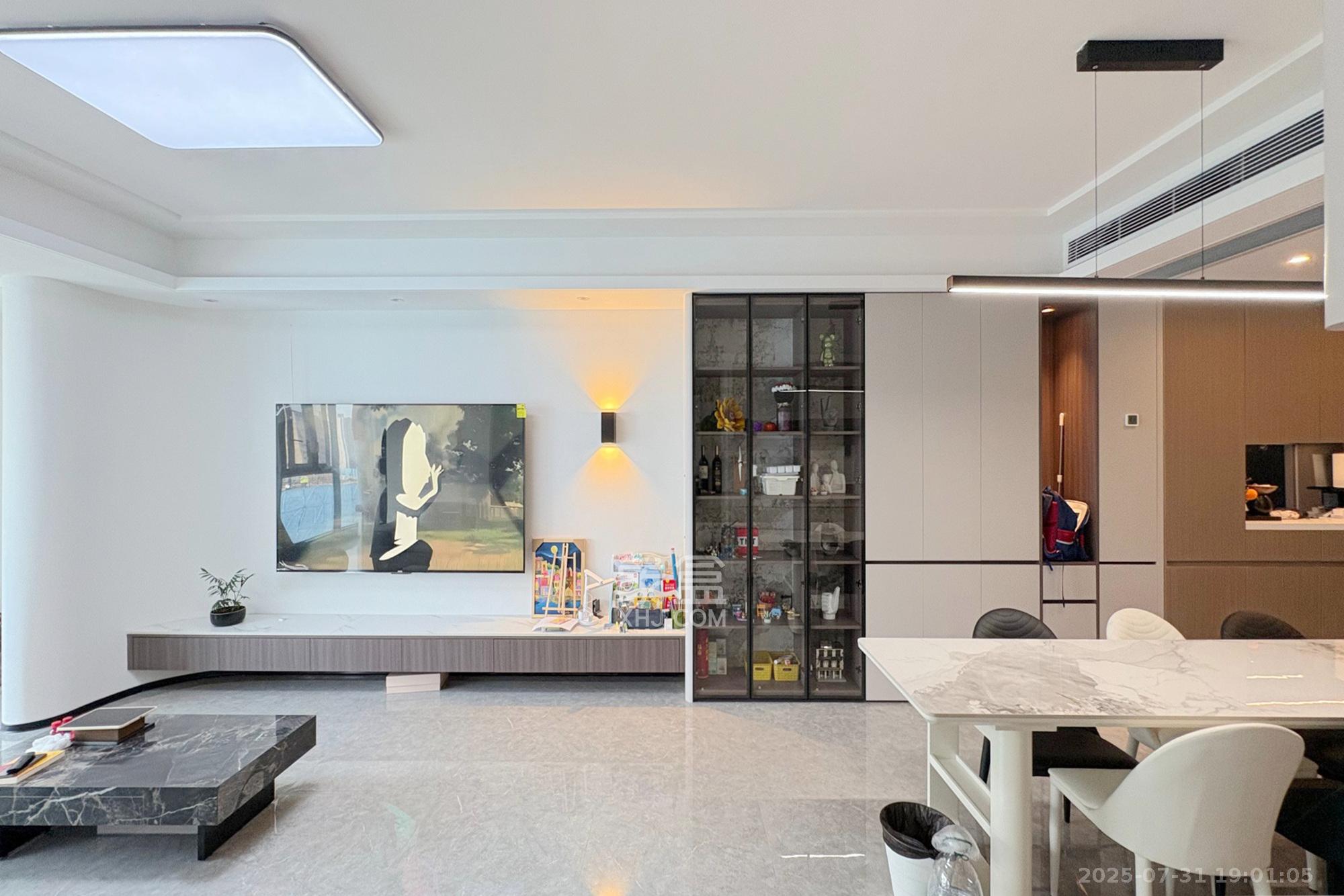 世茂璀璨风华  3室2厅2卫    180.0万客厅