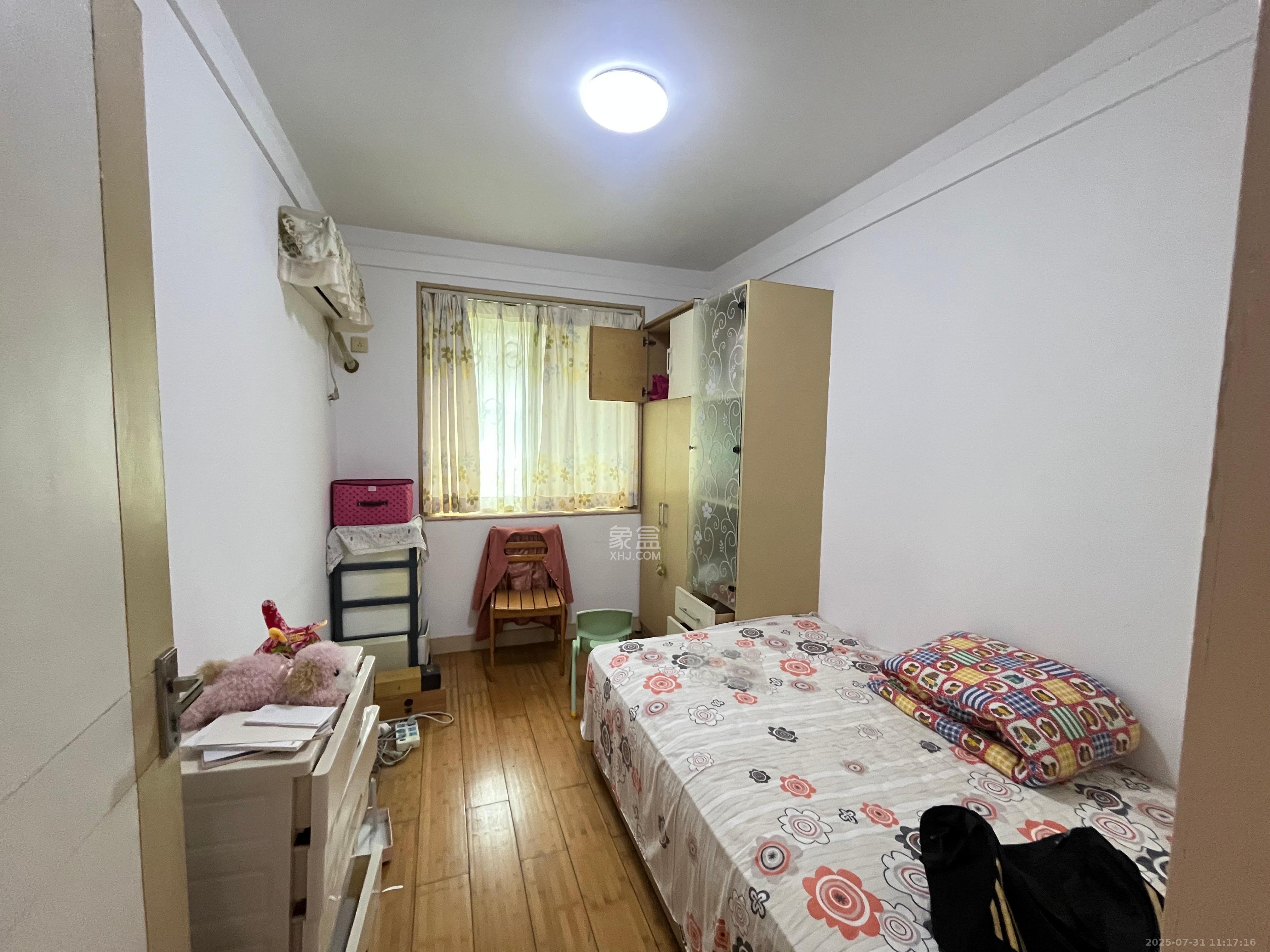 新华园 4室2厅1卫 2500.0元/月 新华园 4室2厅1卫 2500.0元/月室内图