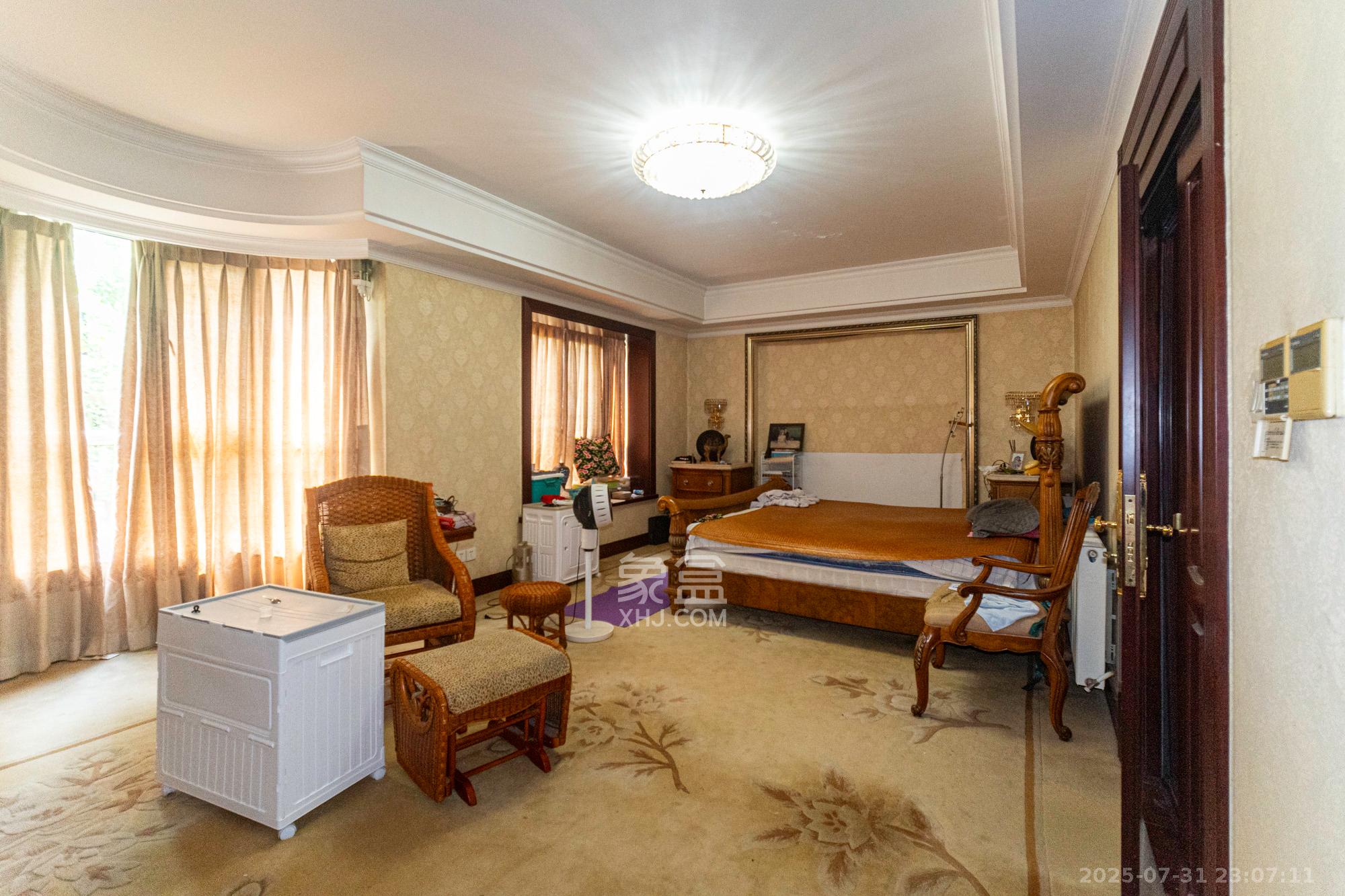 湘龙家园  6室2厅4卫    425.0万 湘龙家园  6室2厅4卫    425.0万卧室