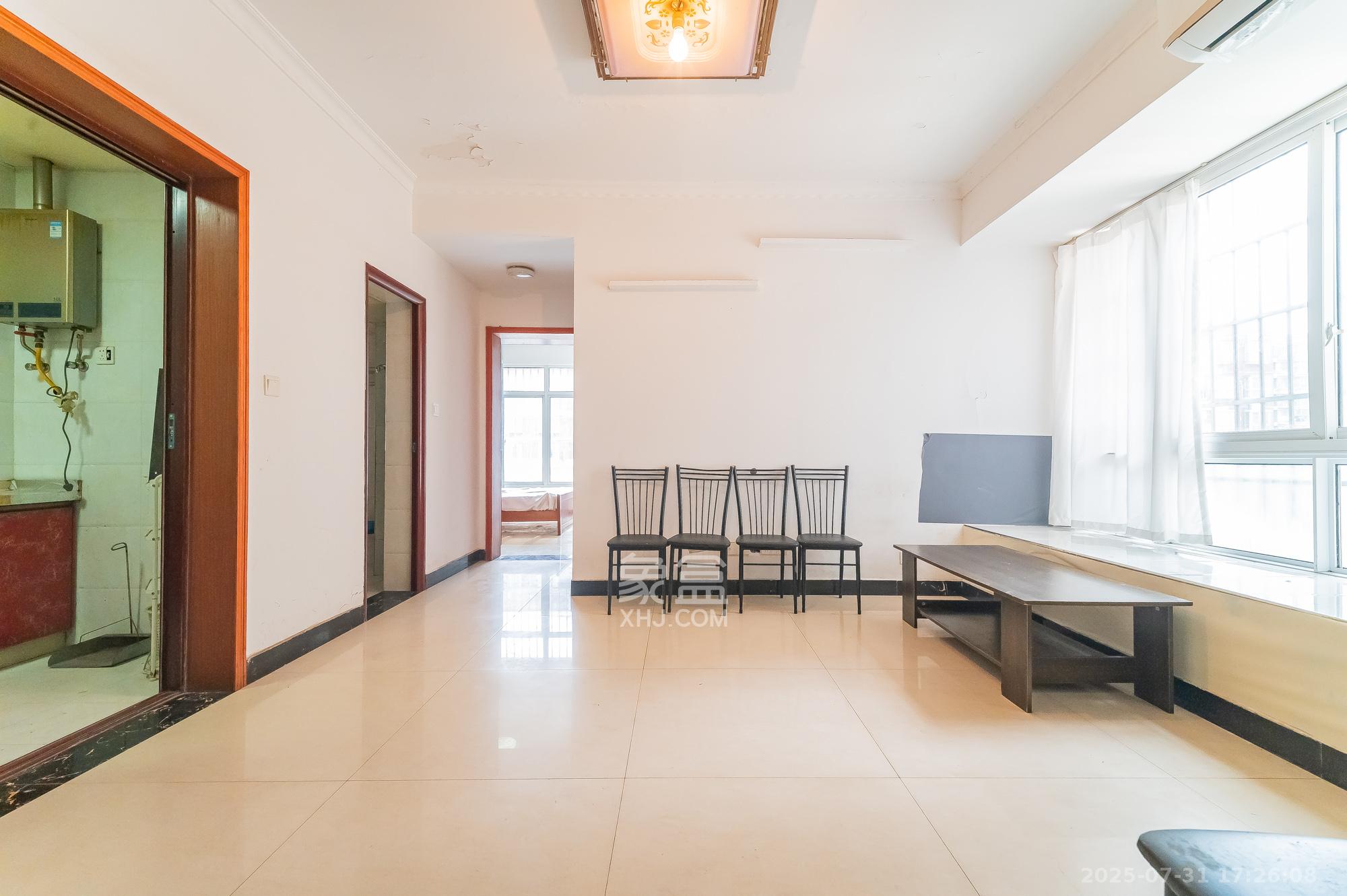 泊林晶城 3室2厅1卫 56.8万 泊林晶城 3室2厅1卫 56.8万客厅