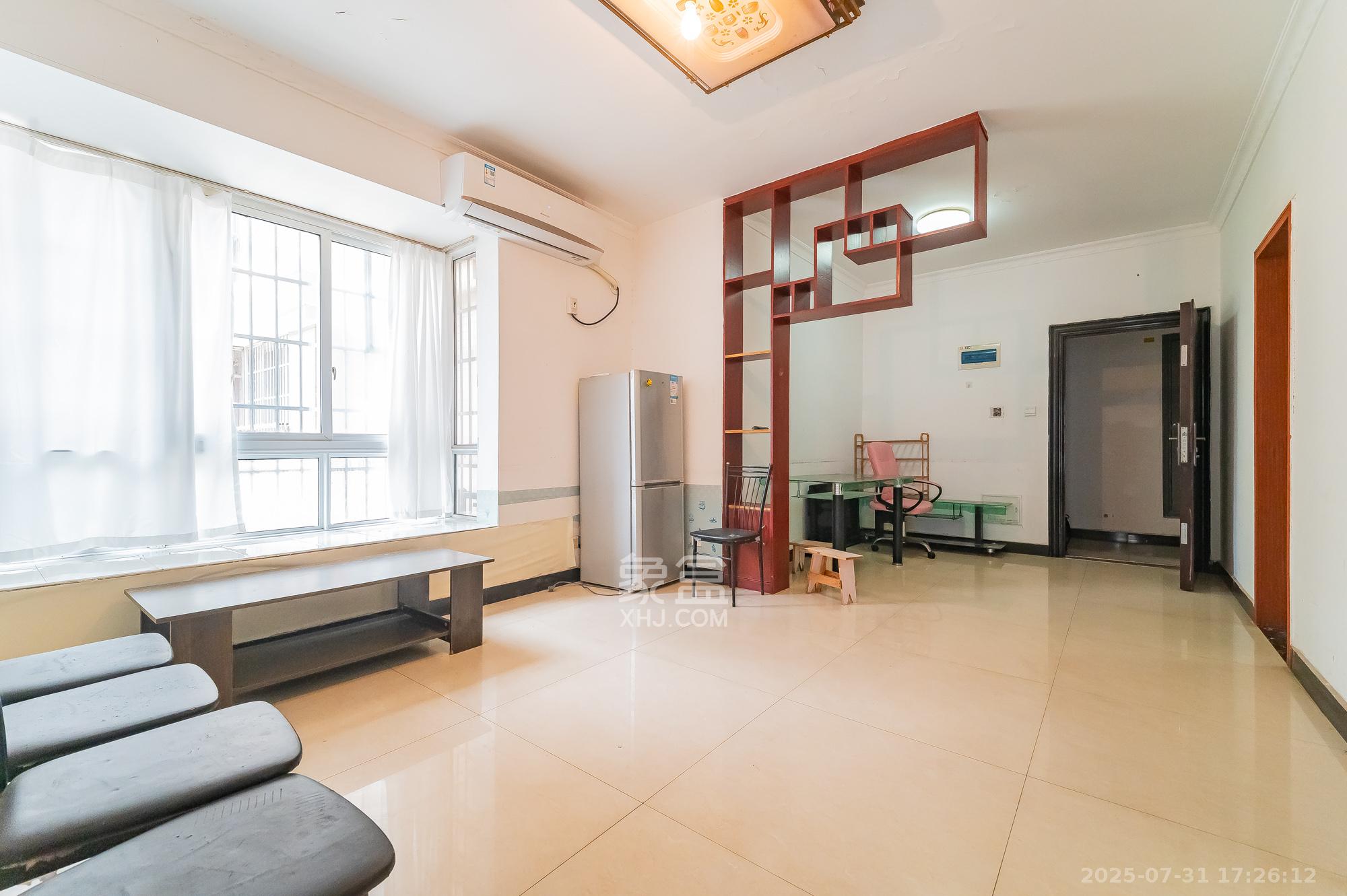 泊林晶城 3室2厅1卫 56.8万 泊林晶城 3室2厅1卫 56.8万客厅