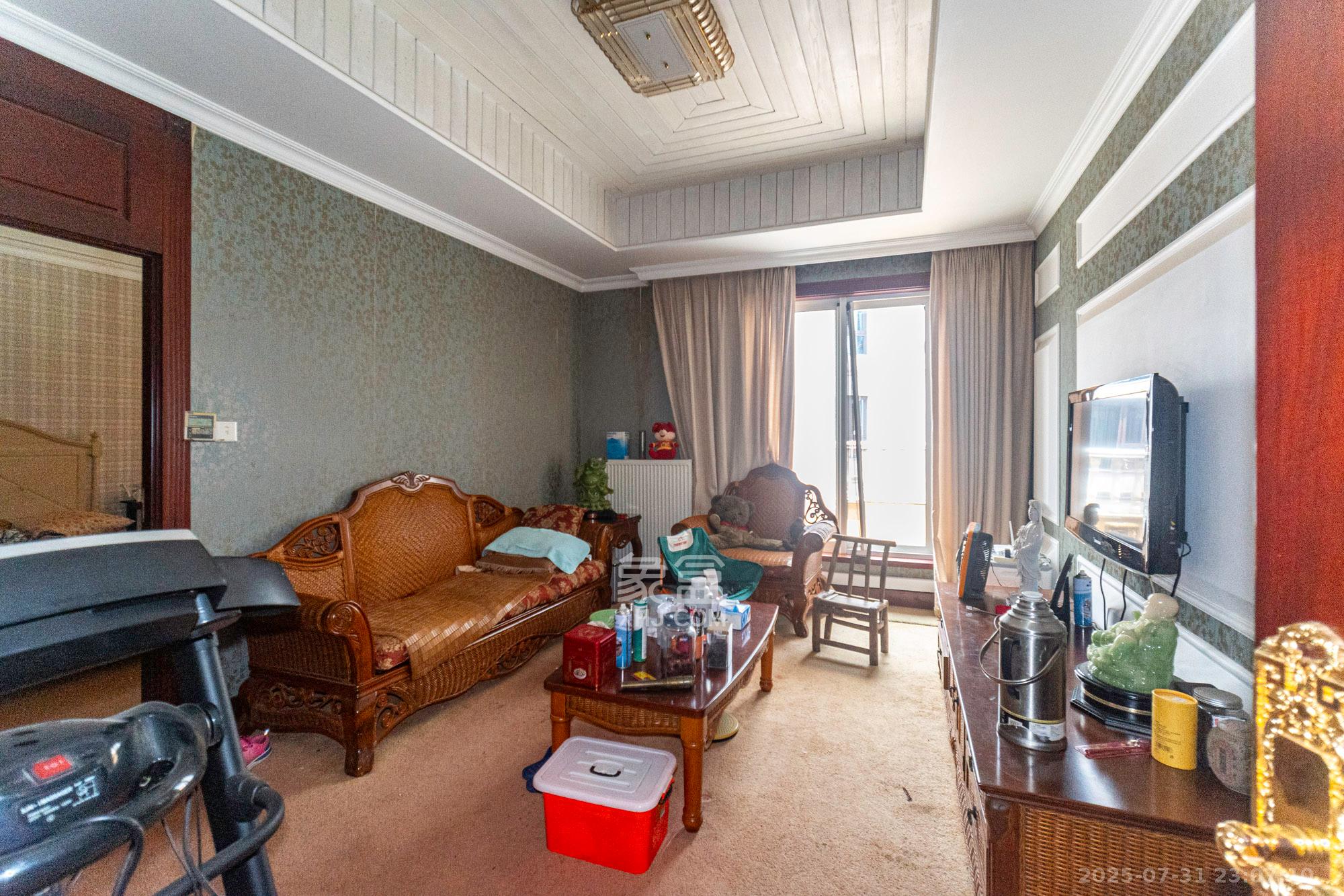 湘龙家园  6室2厅4卫    425.0万 湘龙家园  6室2厅4卫    425.0万客厅