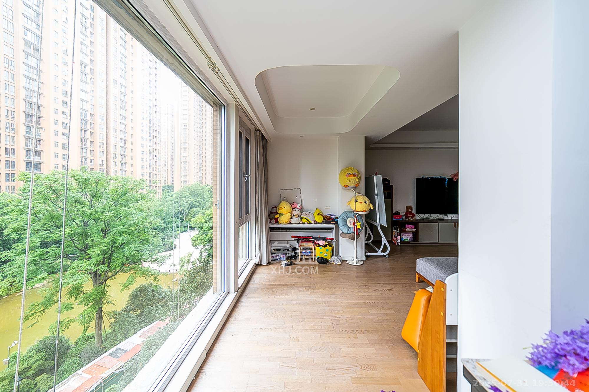 第六都（陆都小区）  5室2厅3卫    480.0万阳台