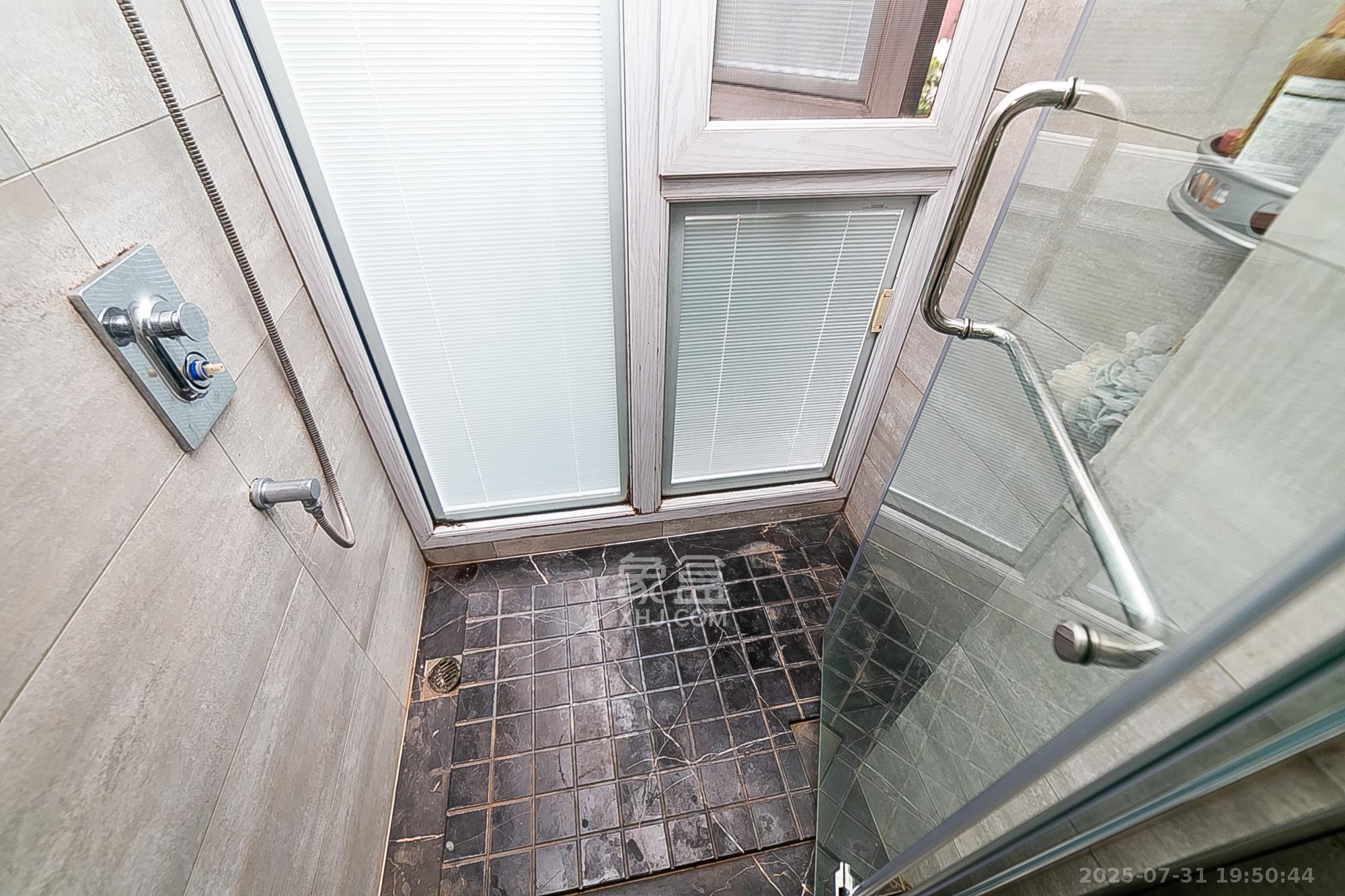 第六都（陆都小区）  5室2厅3卫    480.0万阳台