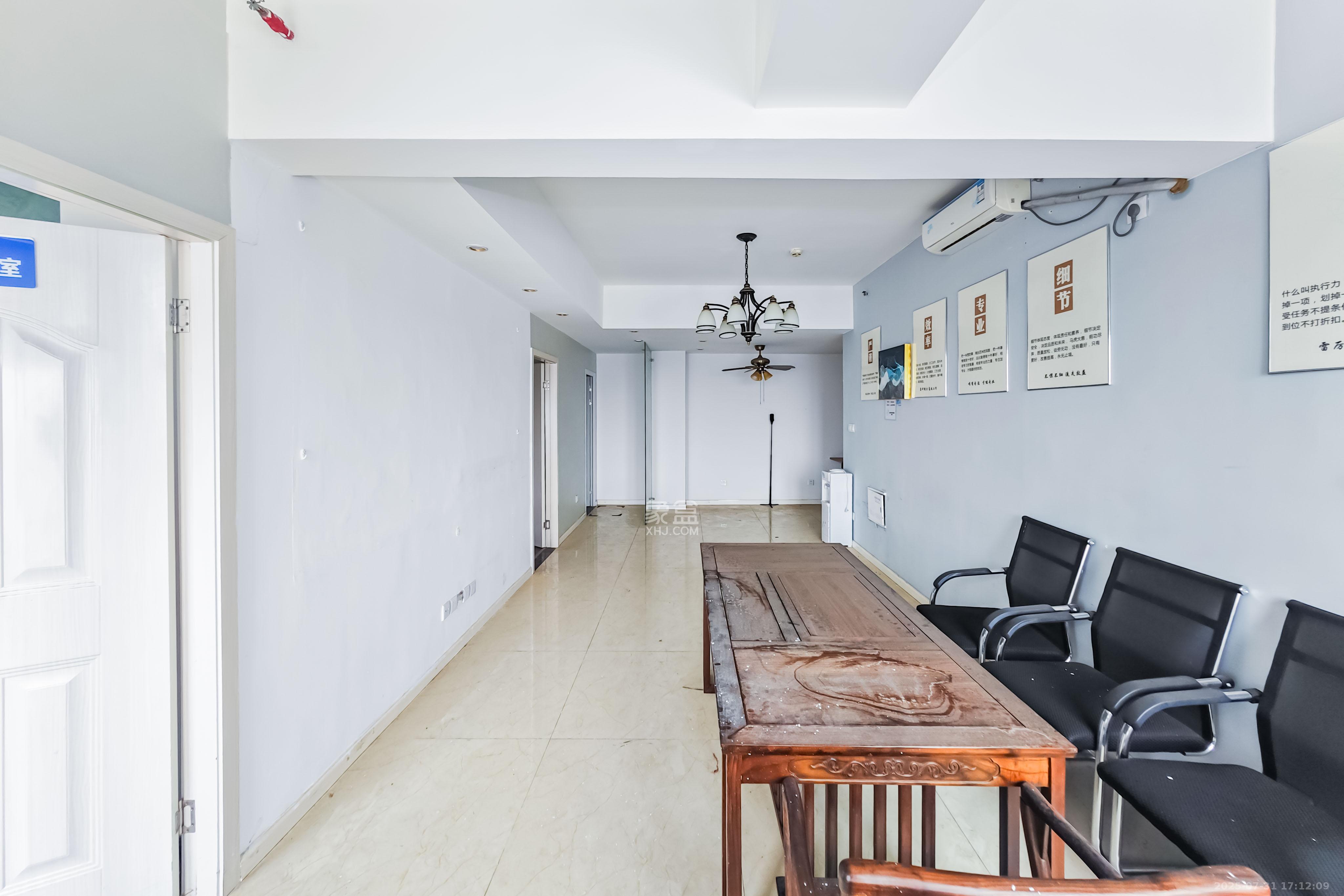 半山公馆(半山国际中心) 1室1厅1卫 80.0万 半山公馆(半山国际中心) 1室1厅1卫 80.0万客厅