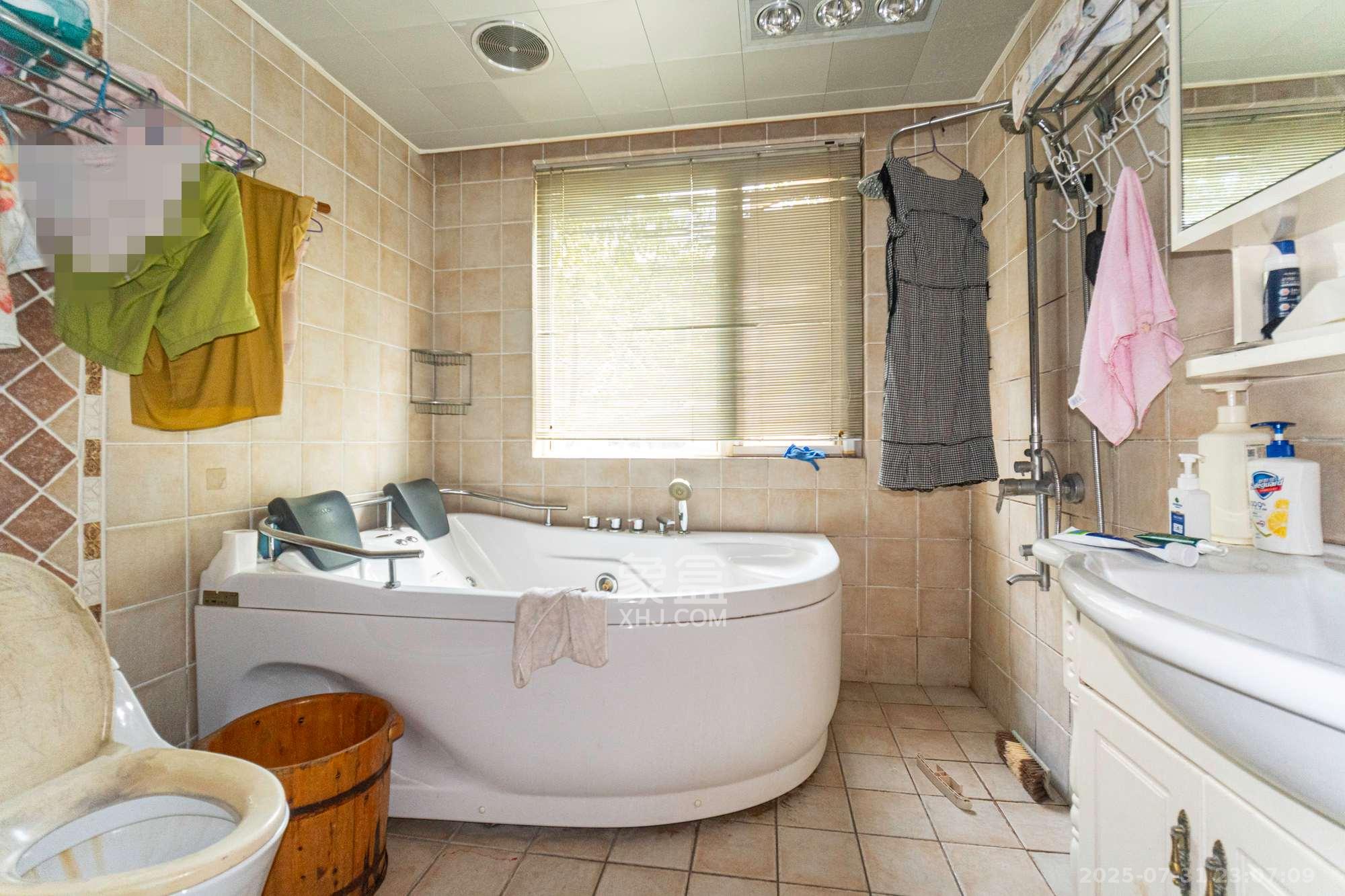 湘龙家园  6室2厅4卫    425.0万 湘龙家园  6室2厅4卫    425.0万卫生间