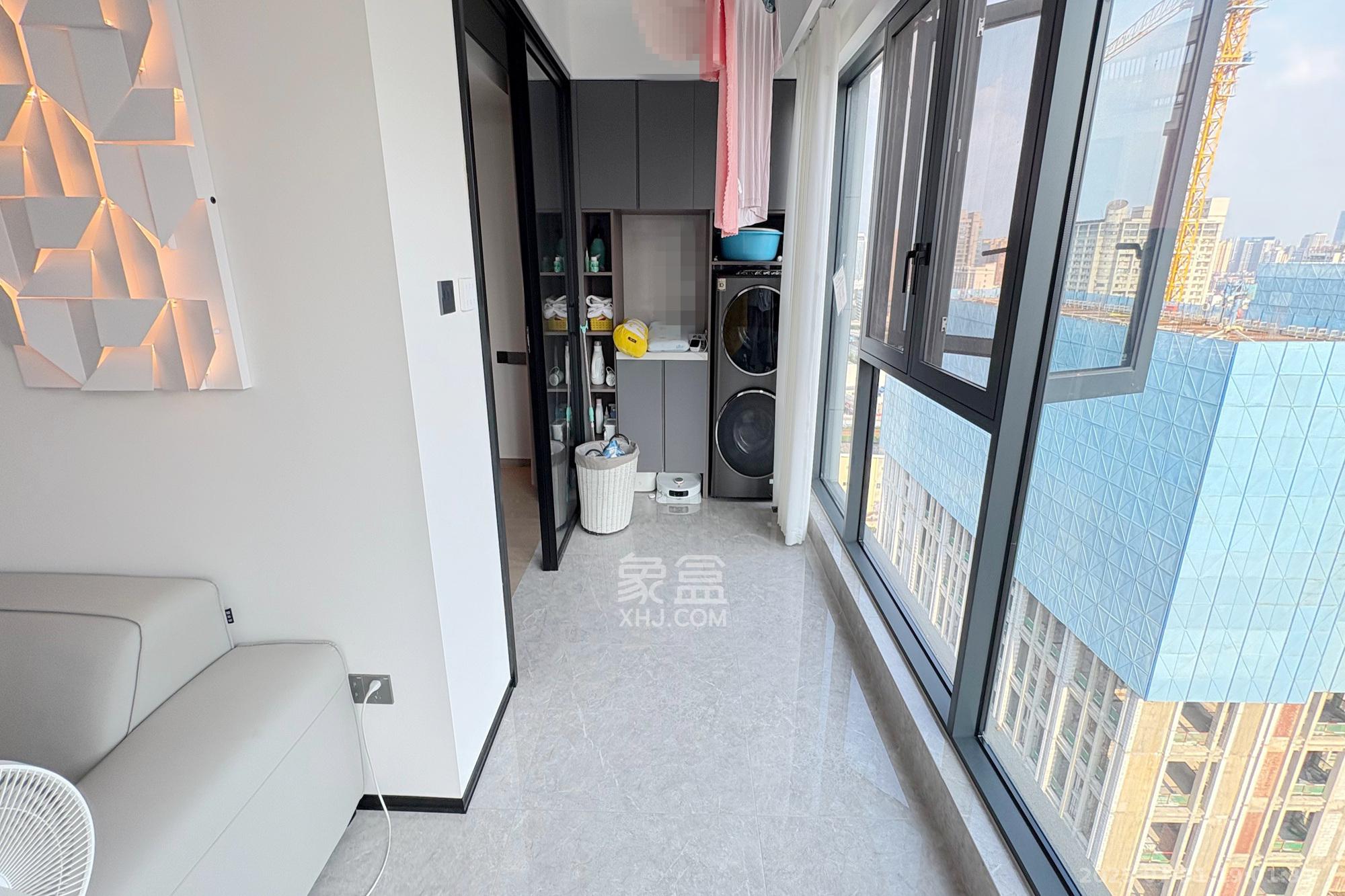 世茂璀璨风华  3室2厅2卫    180.0万 世茂璀璨风华  3室2厅2卫    180.0万阳台