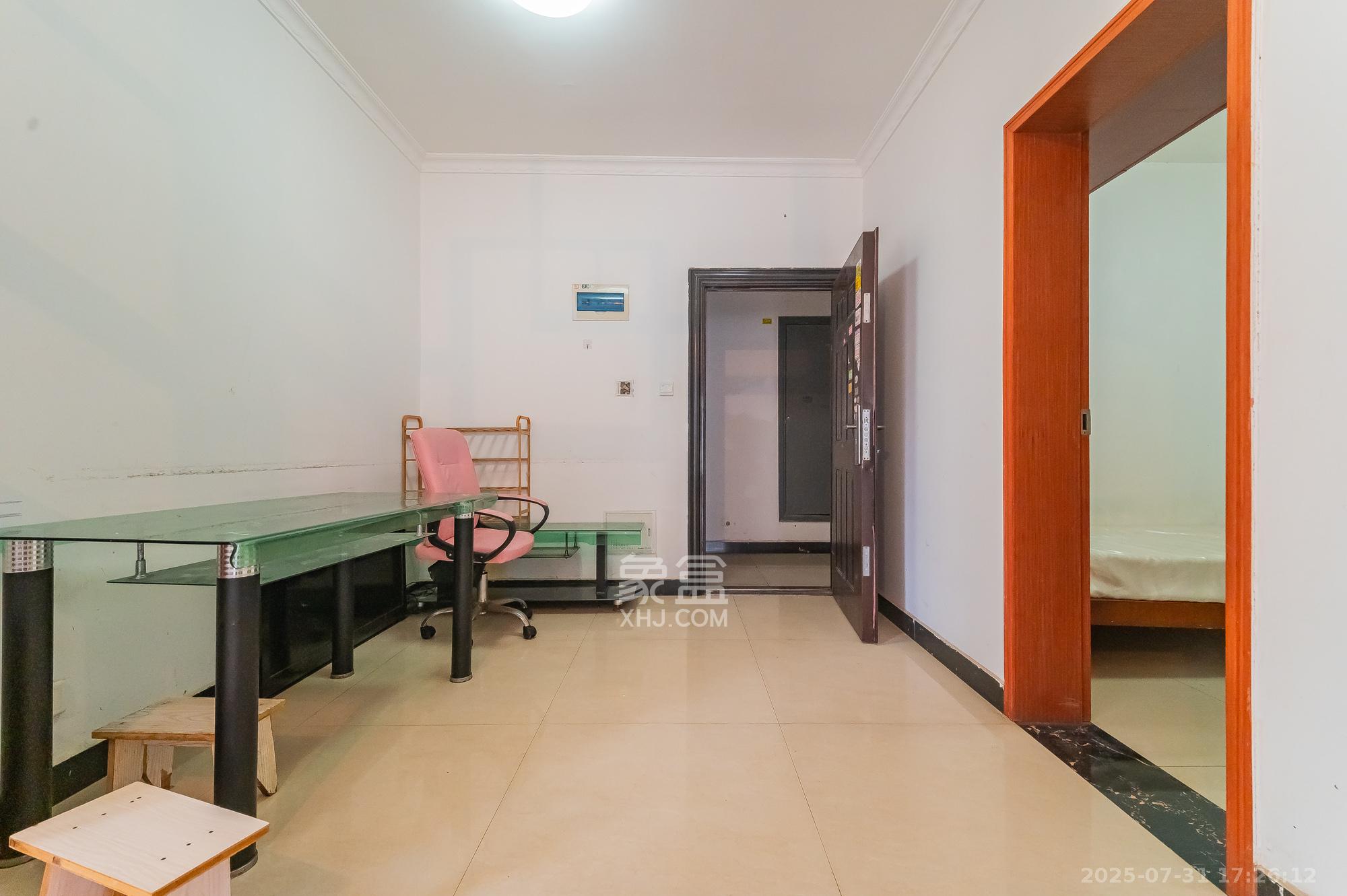 泊林晶城 3室2厅1卫 56.8万 泊林晶城 3室2厅1卫 56.8万客厅